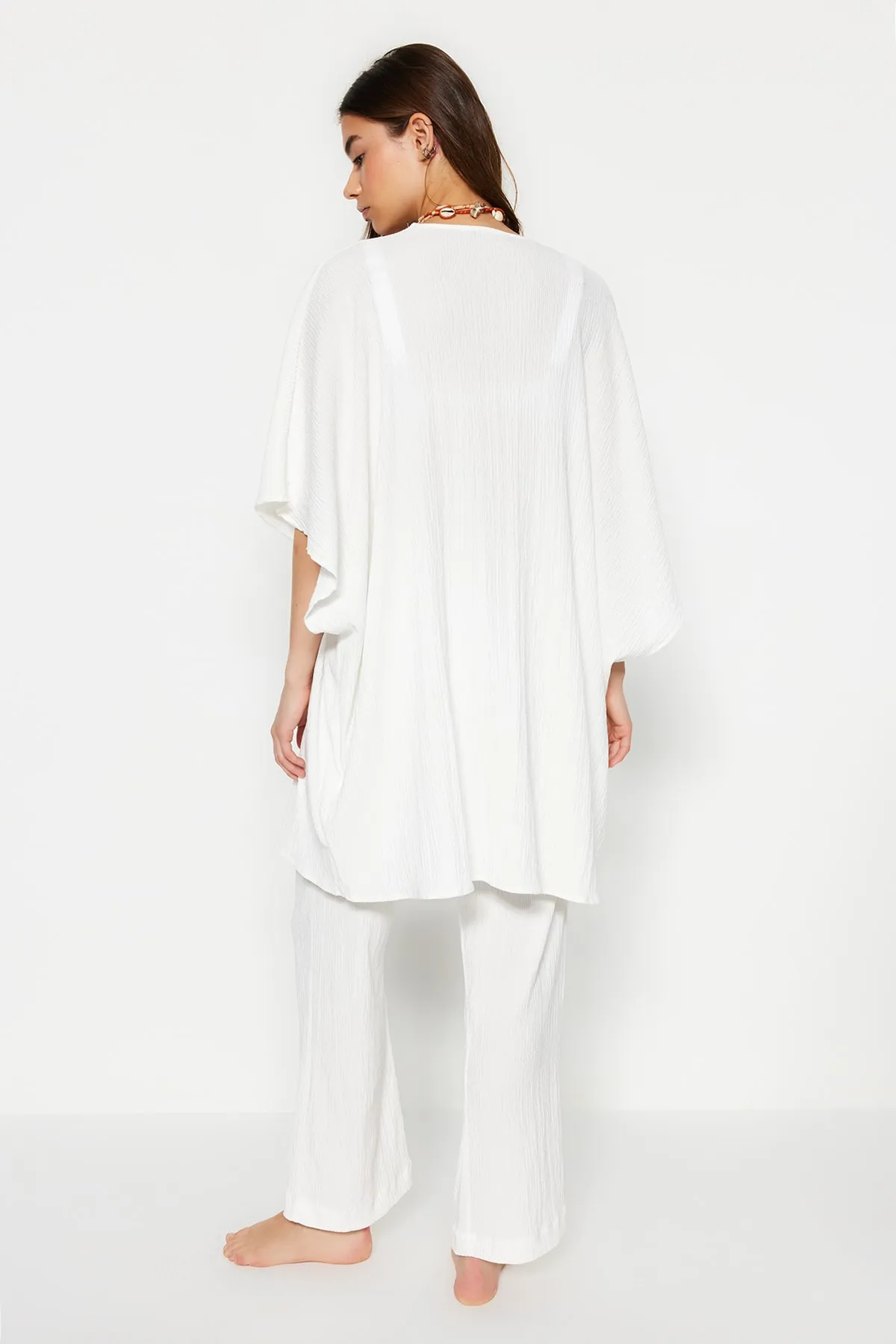 Trendyol Collection  Ecru gewebtes Kimono-Hosen-Set TBESS23AU00149
