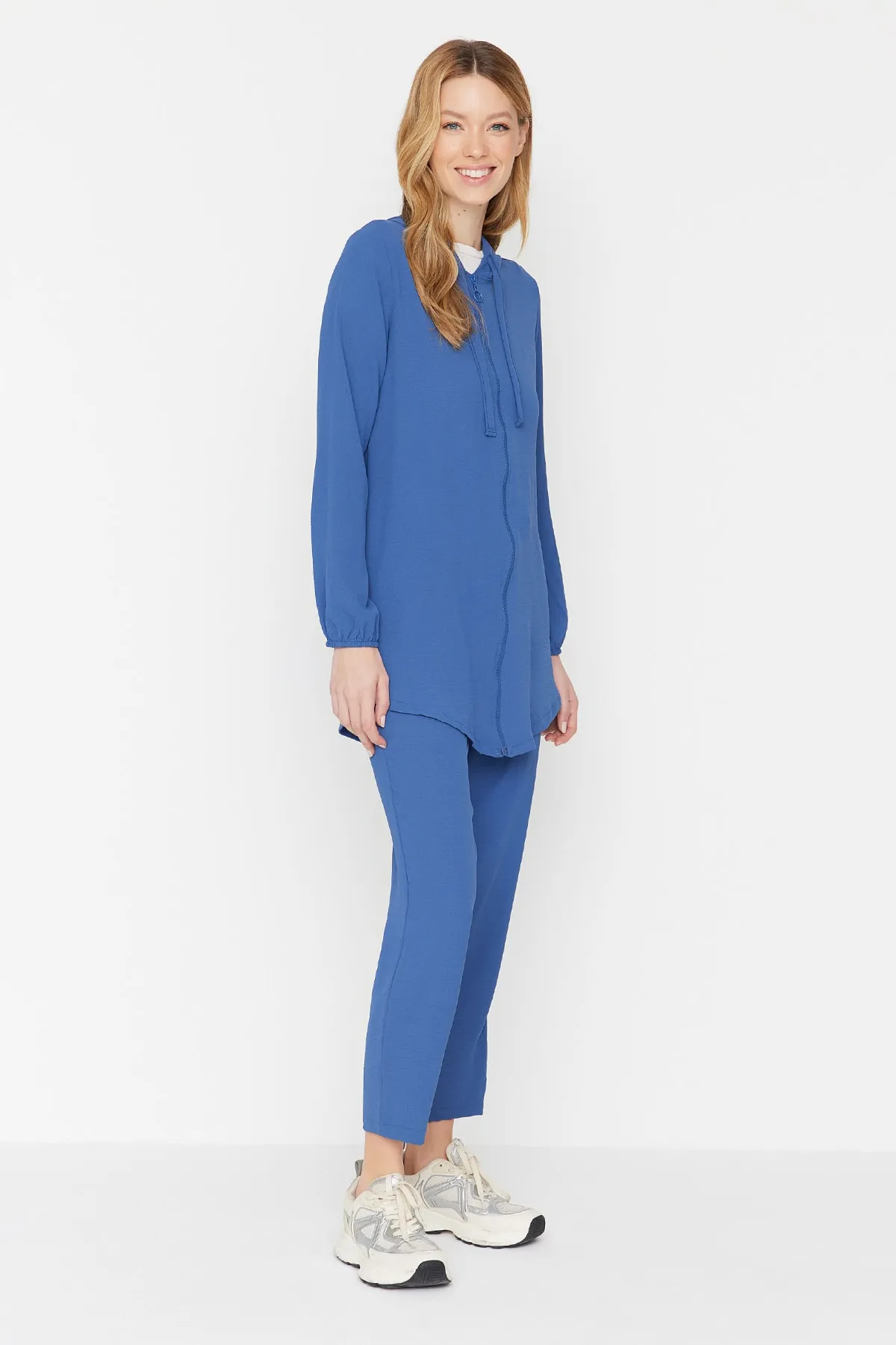 Trendyol Modest  Marineblaues Aerobin-Set aus Strickjacke und Hose – mit Kapuze und Reißverschluss TCTSS22US0026