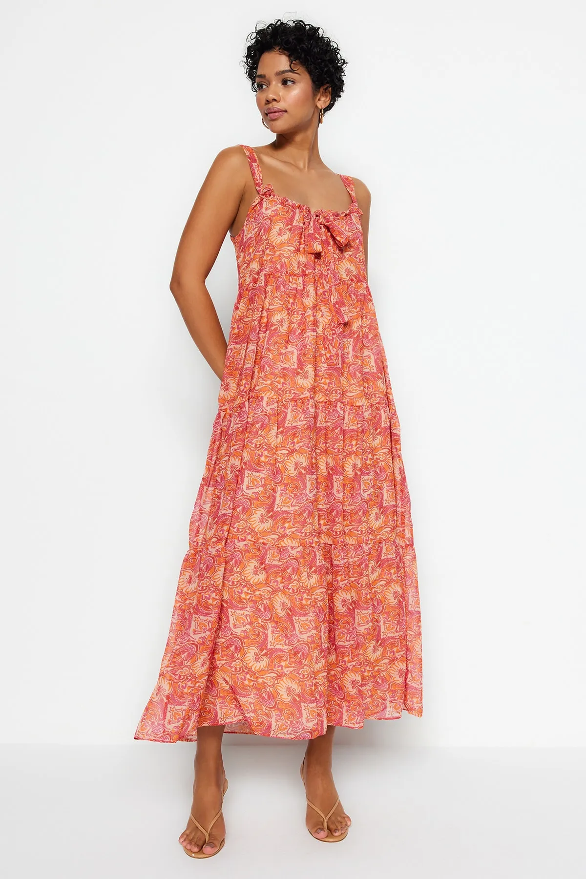 Trendyol Collection  Mehrfarbiges, weit geschnittenes Maxi-Webkleid zum Binden TWOSS23EL02120