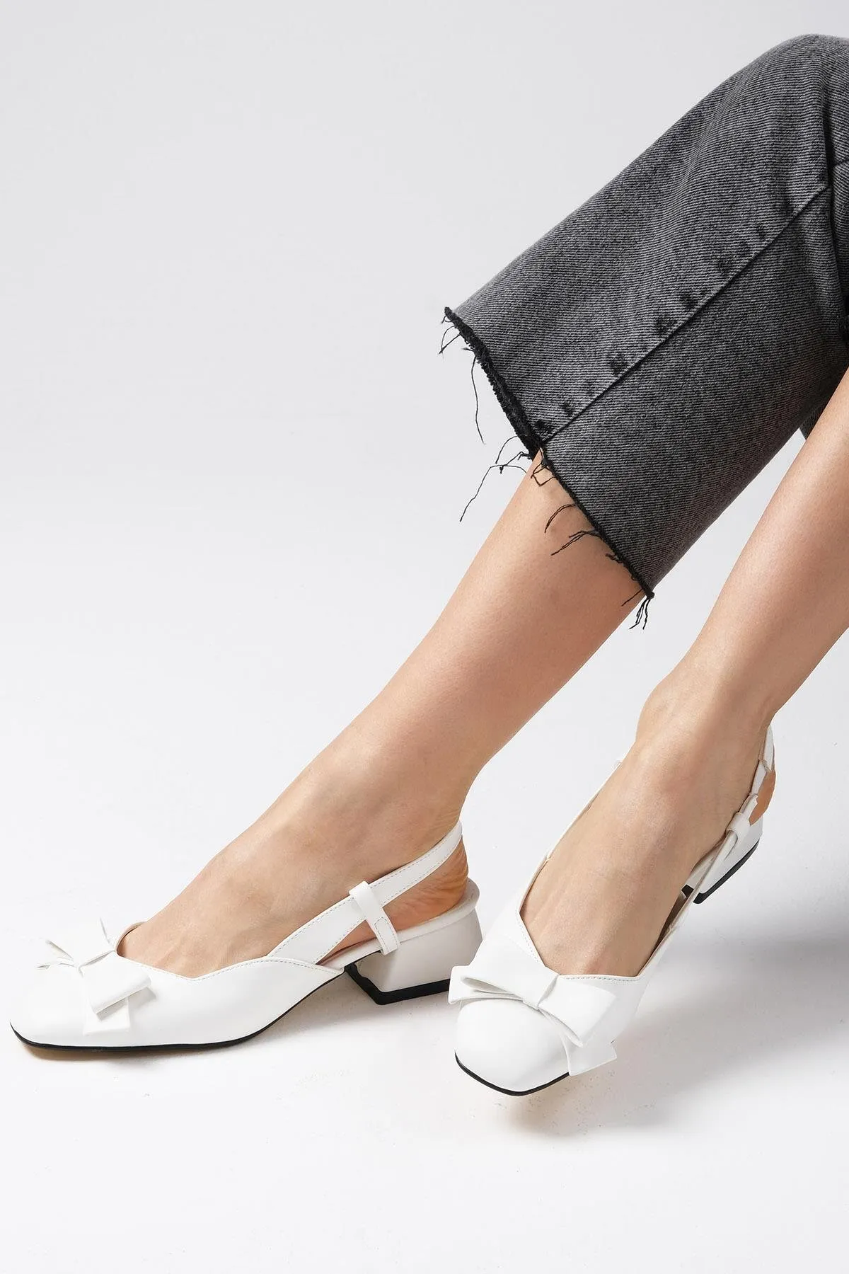 Mio Gusto  Billie Weiße Damen-Schuhe mit niedrigem Absatz und offenem Rücken und Schleife