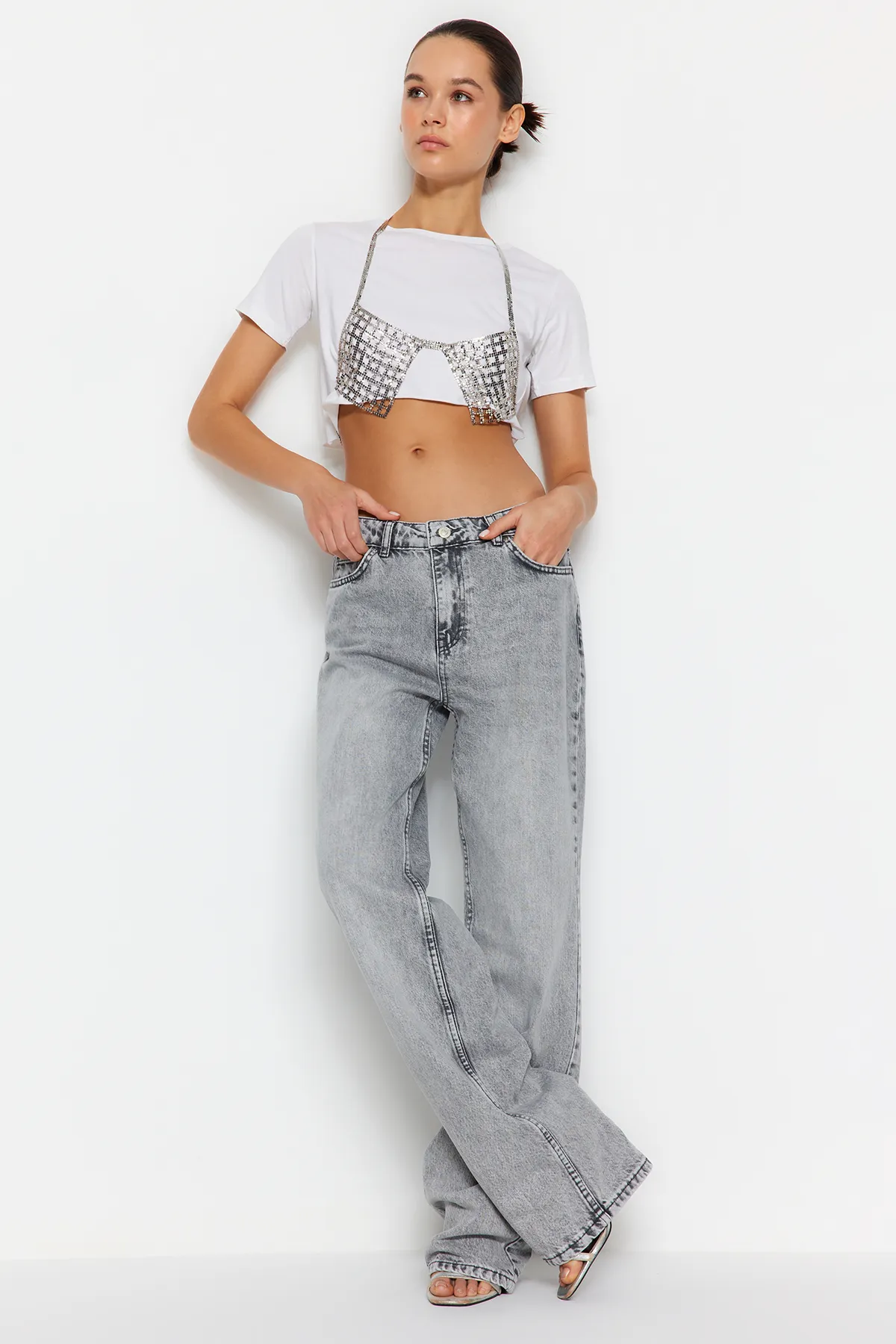 Trendyol Collection  Graue Jeans mit niedriger Taille und weitem Bein TWOSS24JE00033