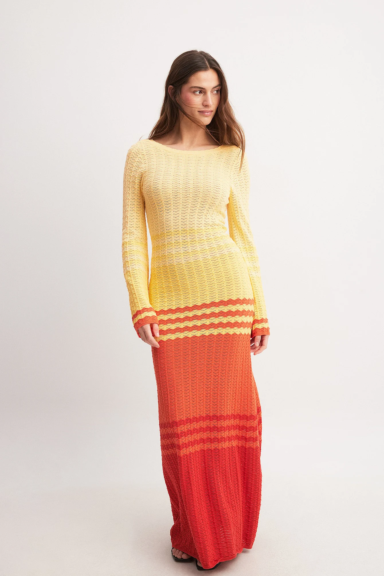 Gestricktes Maxikleid mit tiefem Rückenausschnitt