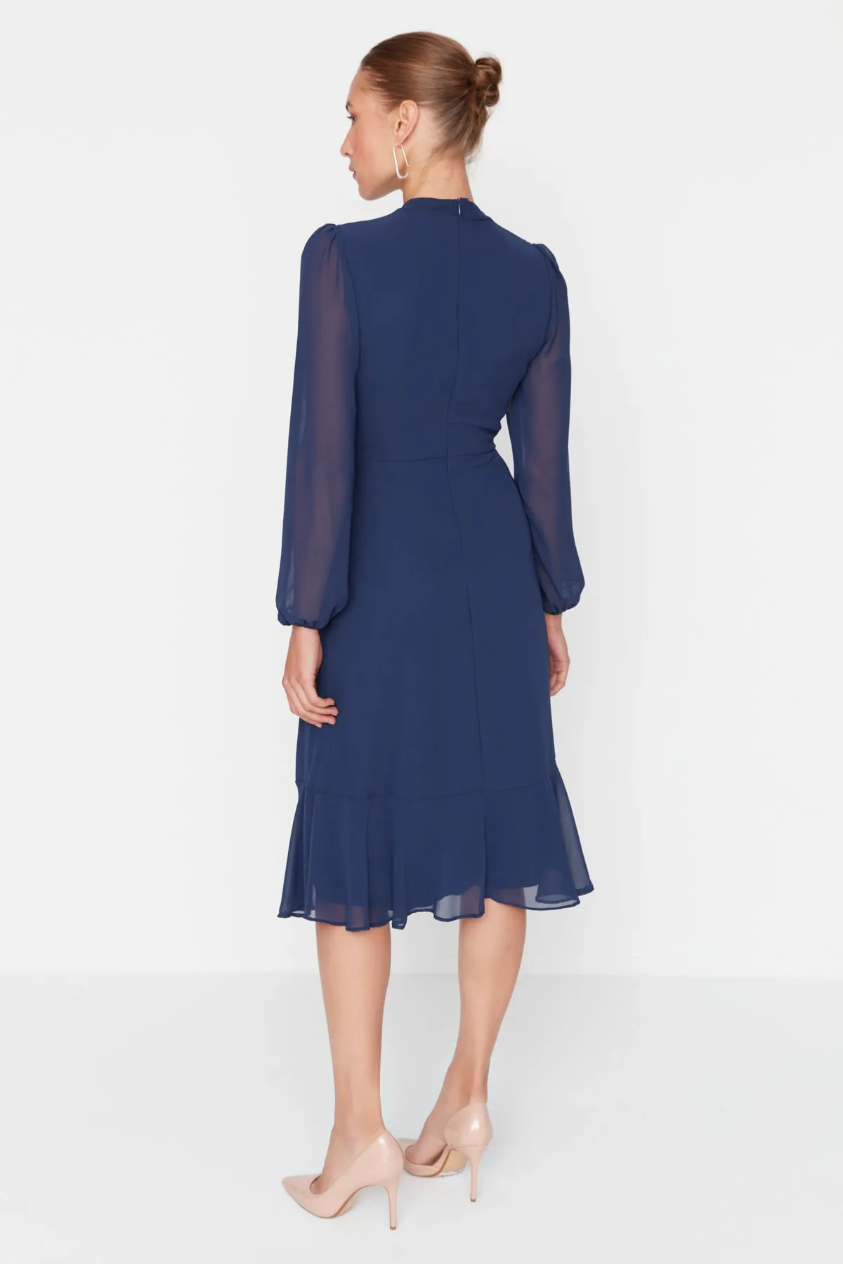 Trendyol Collection  Indigofarbenes A-Linien-Midikleid mit Stehkragen und Chiffongewebe TWOAW20EL1313
