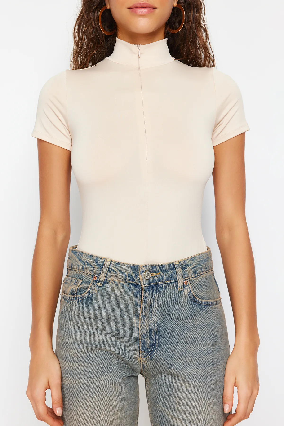 Trendyol Collection  Steinfarbener Strickbody mit Stehkragen und Reißverschluss, kurzärmlig, flexiblem Druckknopf, TWOAW21BD0009