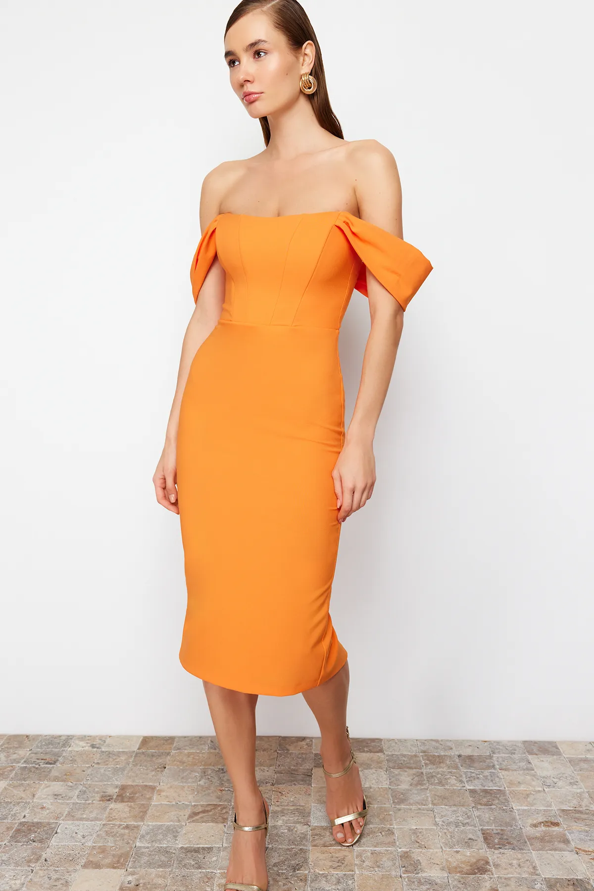 Trendyol Collection  Orangefarbenes, figurbetontes, gewebtes Korsett-Detail, elegantes Abendkleid TPRSS22EL00097