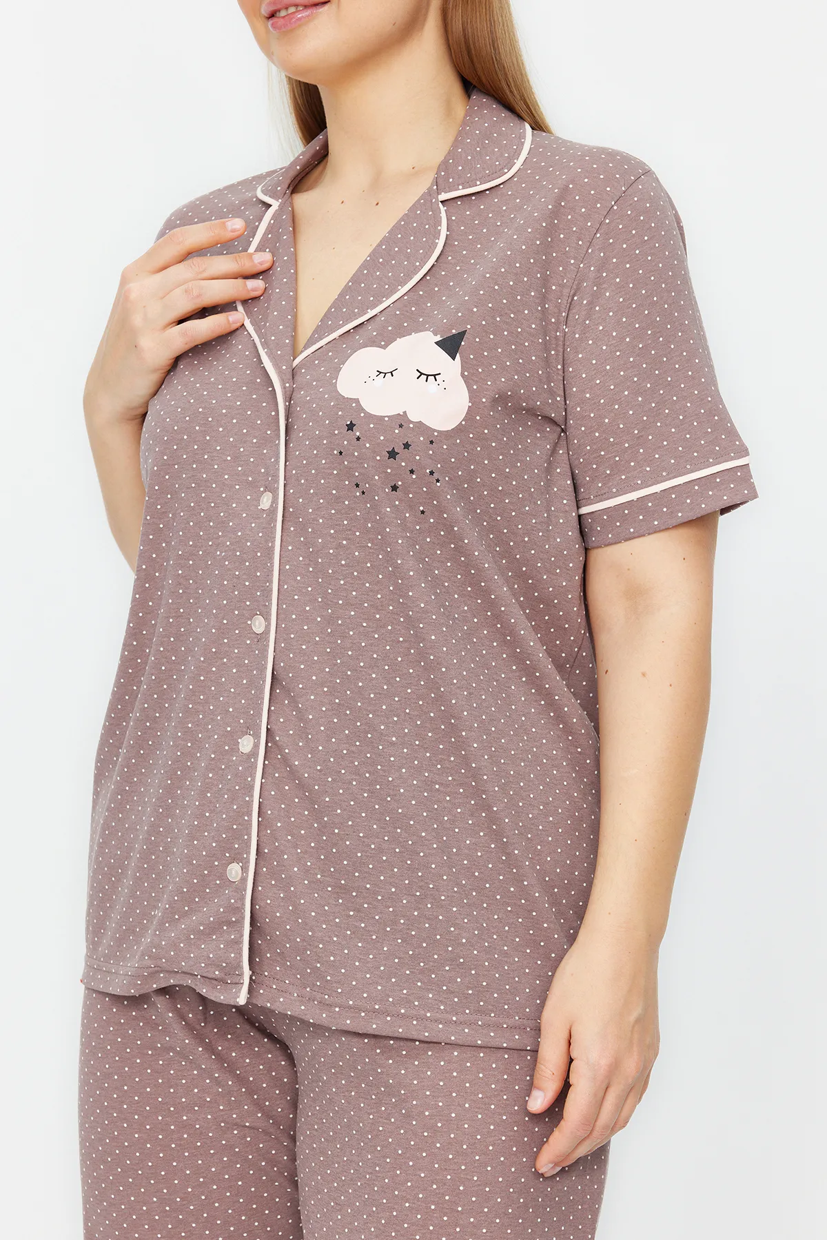 Trendyol Curve  Gestricktes Pyjama-Set mit Hemdkragen und Nerzmuster und Polka Dots TBBAW24AI00037