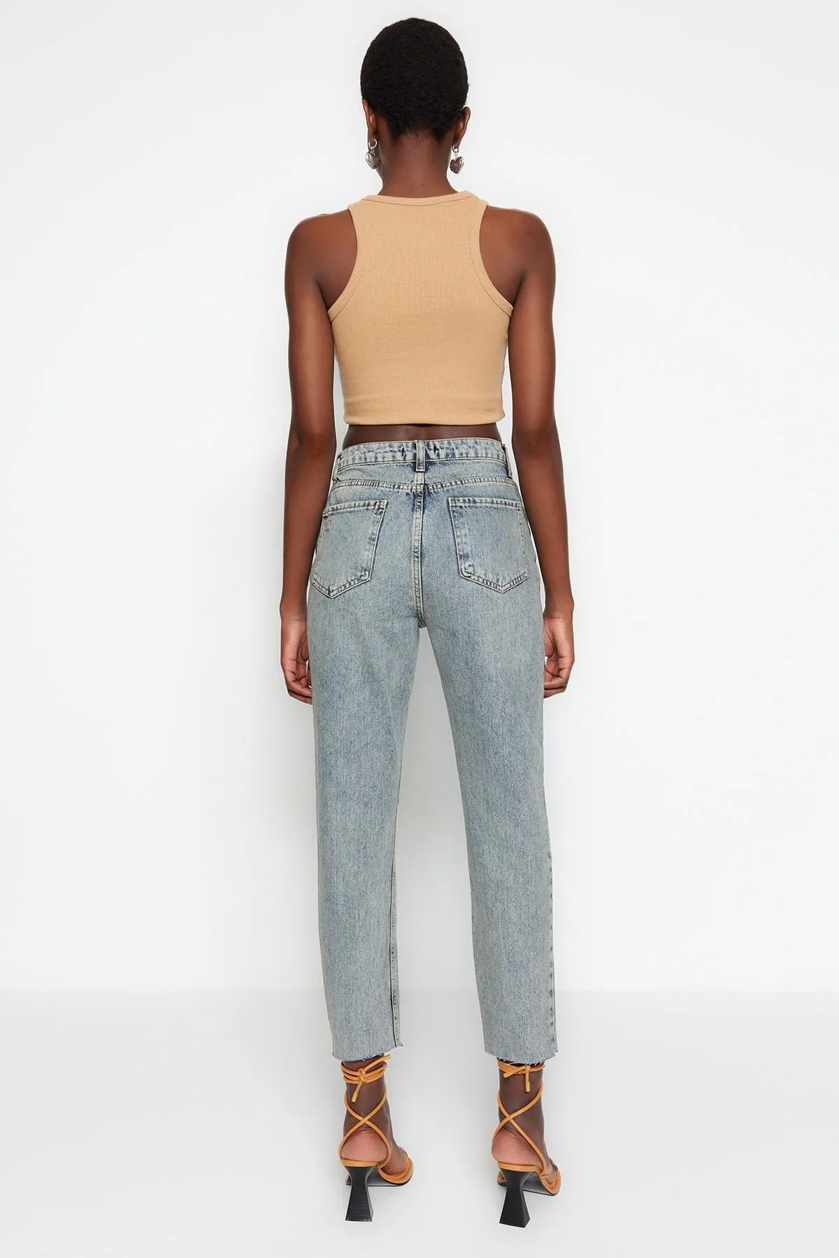 Trendyol Collection  Blaue Mom-Jeans mit zerrissenem Detail und hoher Taille TWOSS20JE0353