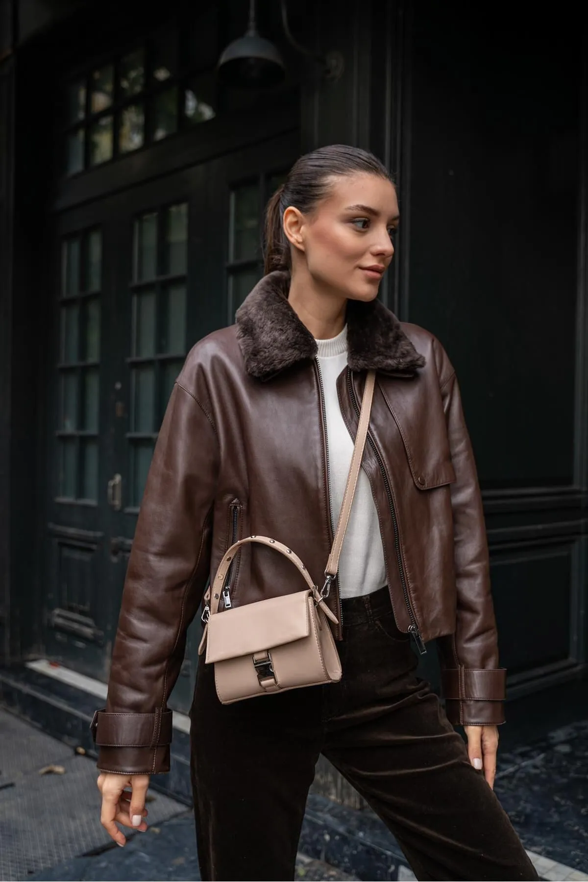 Madamra  Nerzfarbene Damen-Umhängetasche mit Flap und Nieten