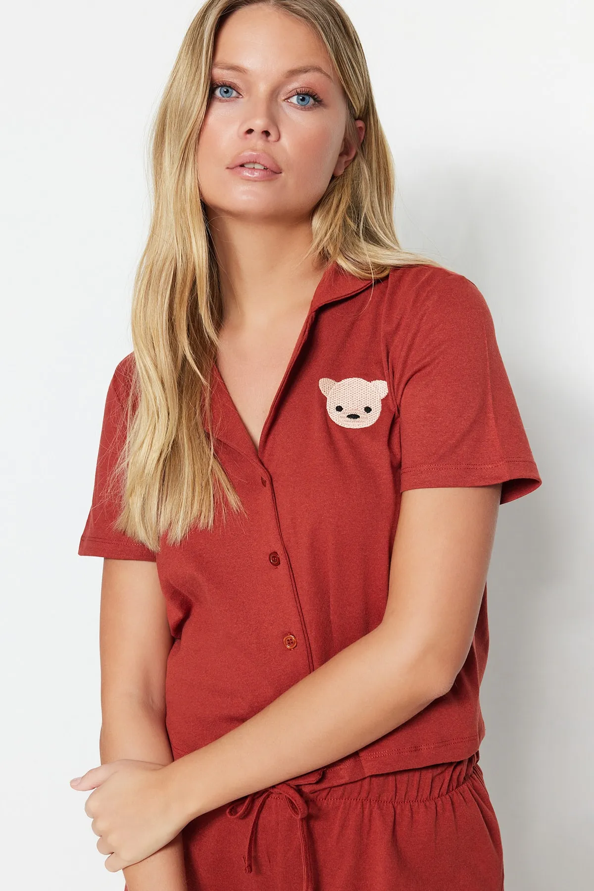 Trendyol Collection  Zimtfarbenes Pyjama-Set aus Hemd und Shorts aus 100 % Baumwolle mit Teddybär-Stickerei THMSS23PT00012