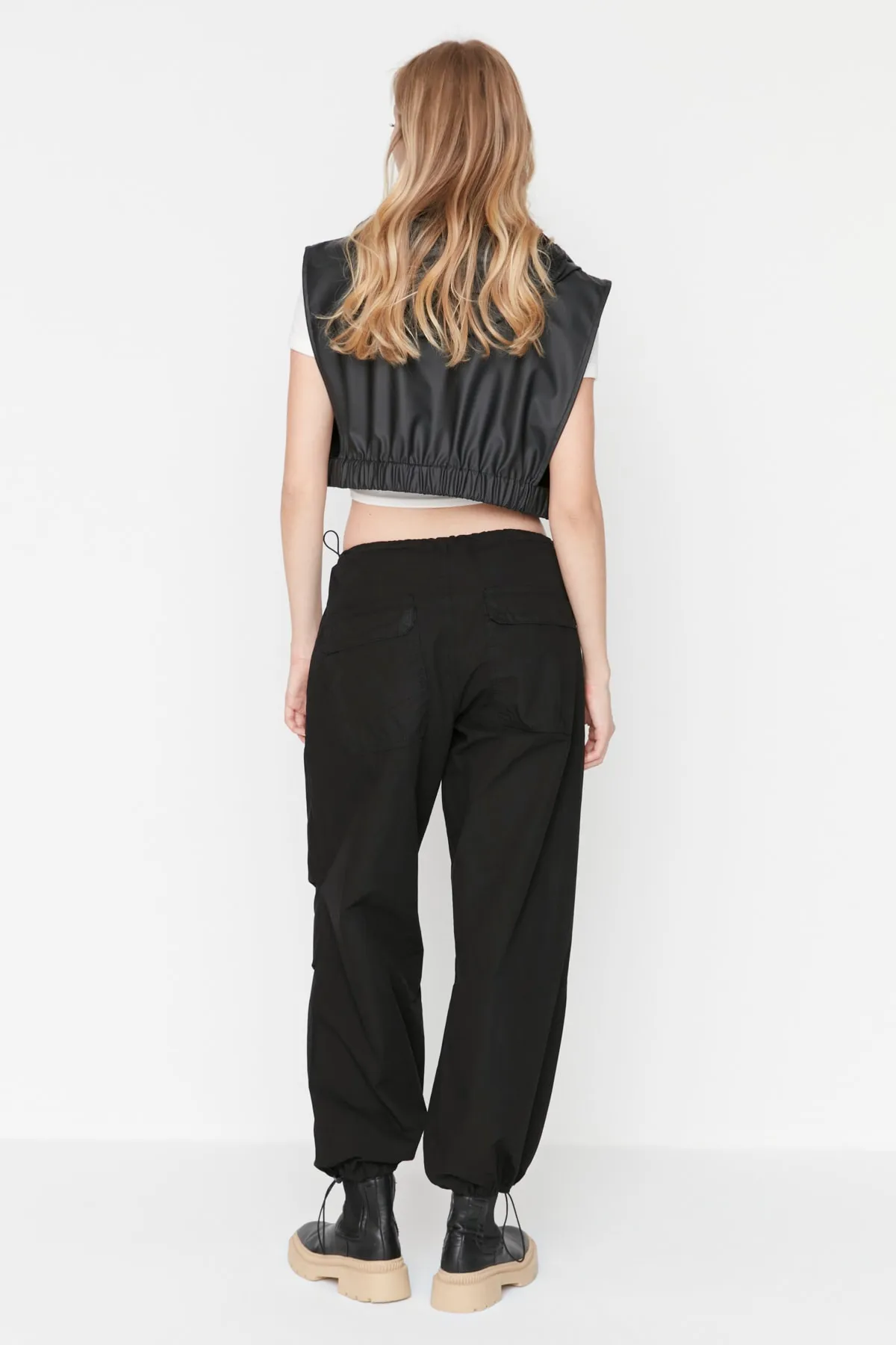 Trendyol Collection  Schwarze Fallschirmhose mit normaler Taille und Stopper TWOAW23JE00738