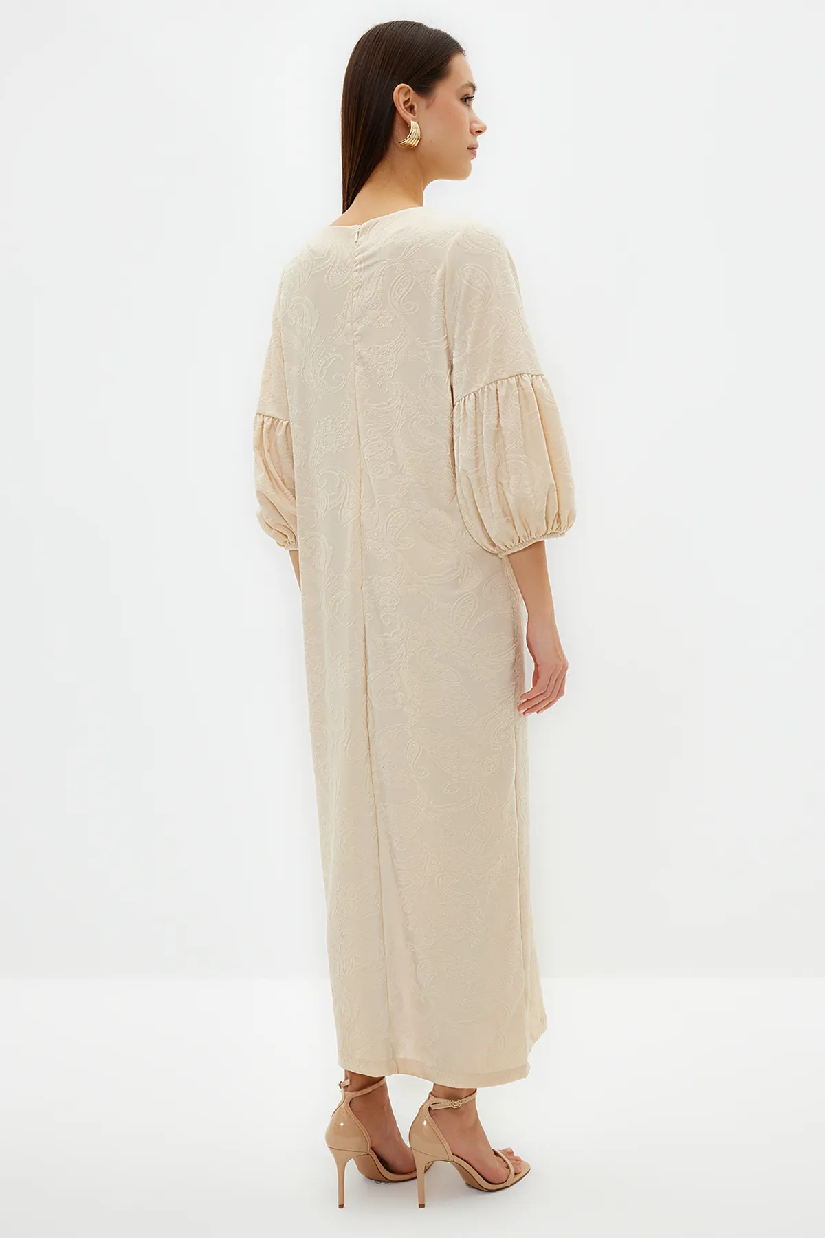 Trendyol Modest  Kleid mit Ballonärmeln und Blumenmuster in Steinprägung TCTSS24DB00012