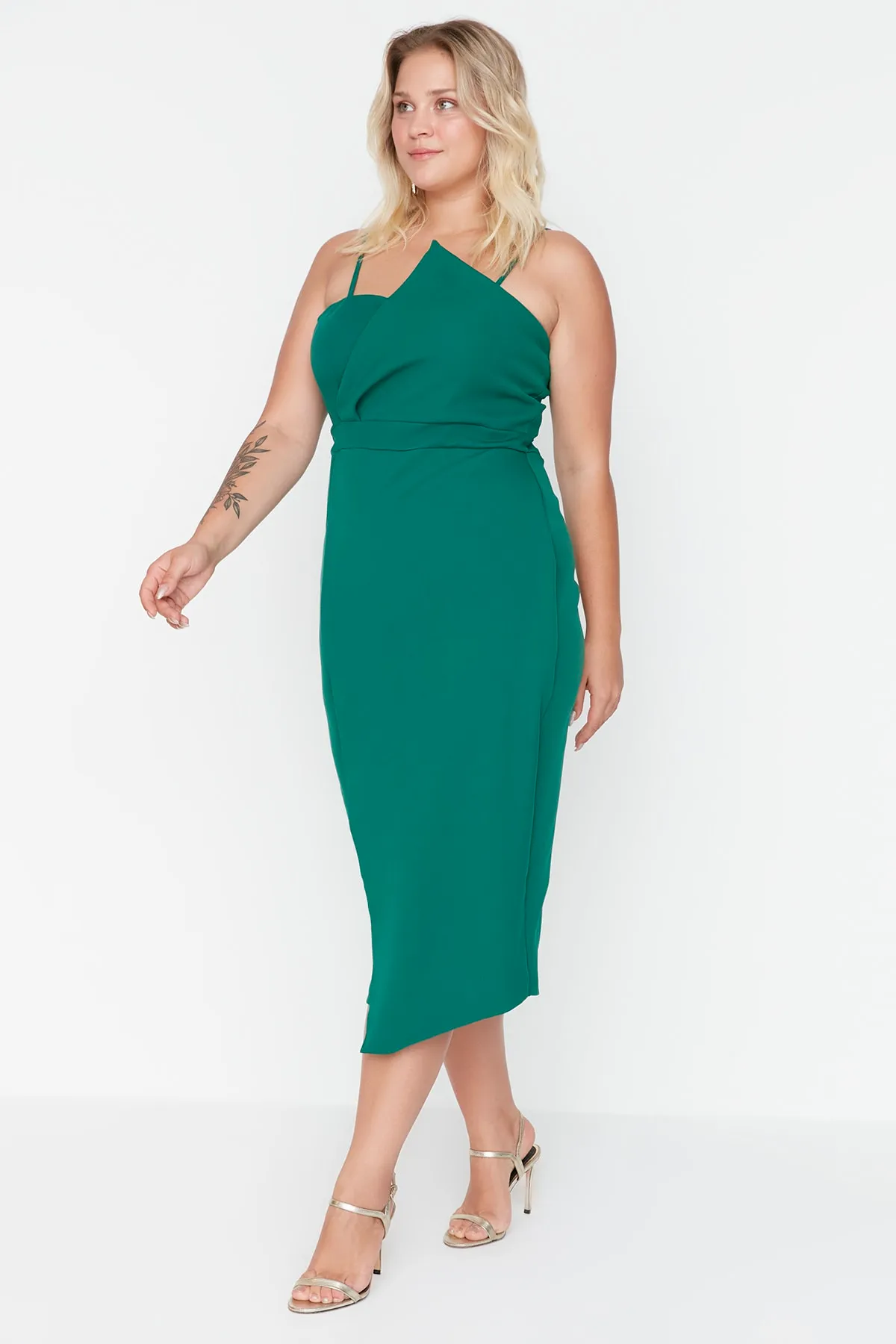 Trendyol Curve  Smaragdgrünes, figurbetontes, asymmetrisch geschnittenes Webkleid TBBSS22AH00039