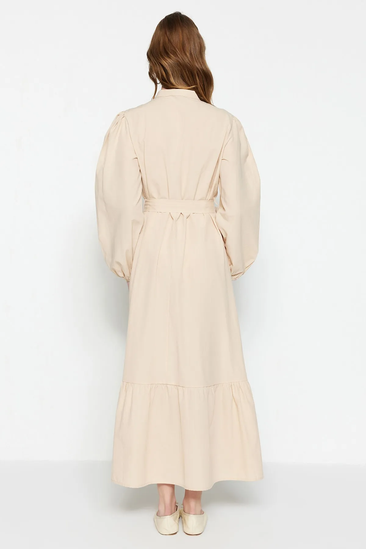 Trendyol Modest  Beiges, besticktes, gewebtes Kleid mit Taillenband TCTSS23EB00206