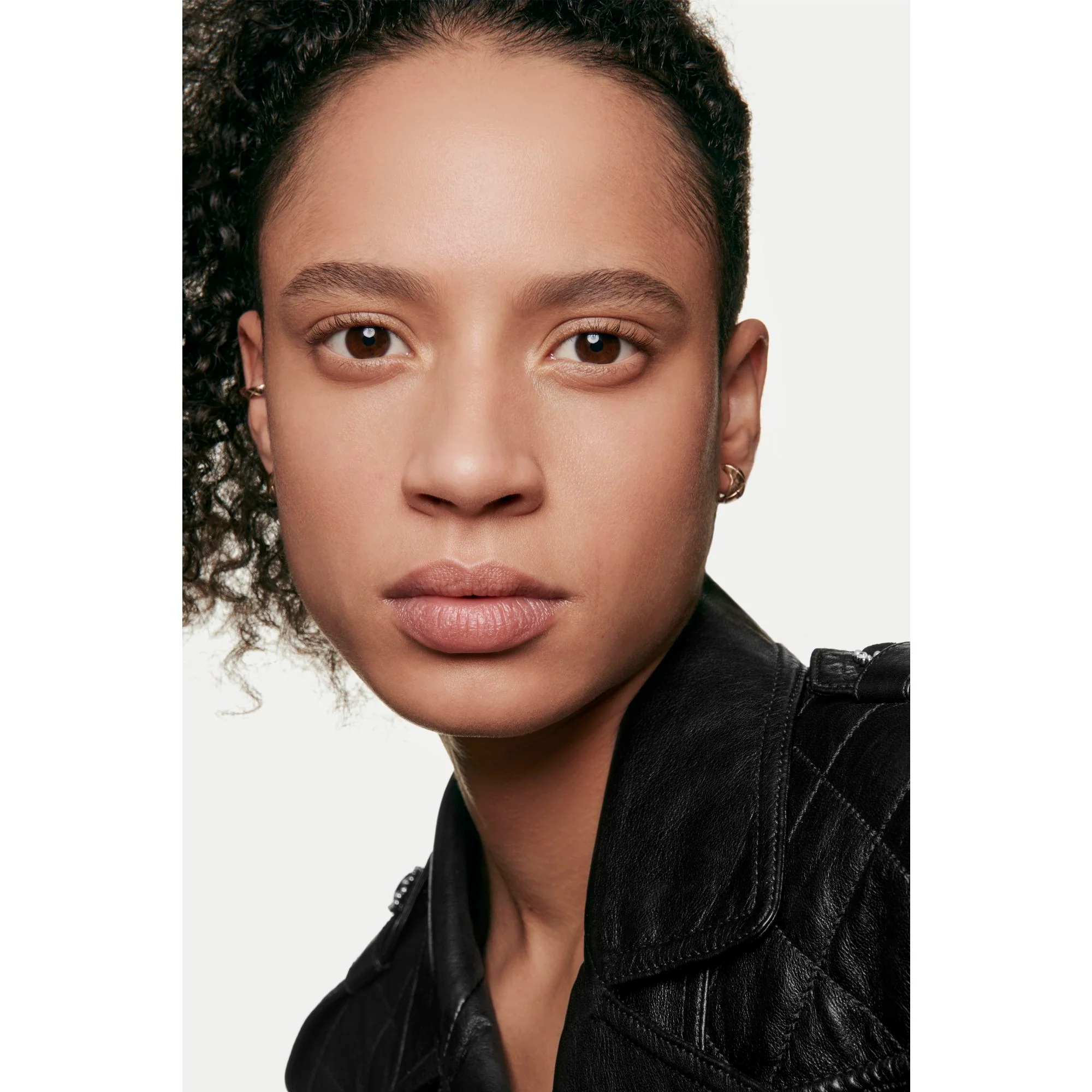 LES BEIGES TOUCHE DE TEINT - BASE DE MAQUILLAJE FRESCA CON MICROESFERAS DE PIGMENTO. UNIFORMA – ILUMINA – HIDRATA. EFECTO RADIANTE Y NATURAL PERSONALIZADO.