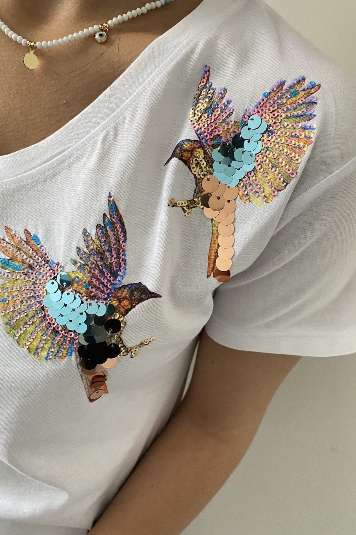 FEMELLE  Weißes T-Shirt für Damen mit V-Ausschnitt, Schulterpartie und Vogel-Pailletten-Stickerei, 100 % Baumwolle