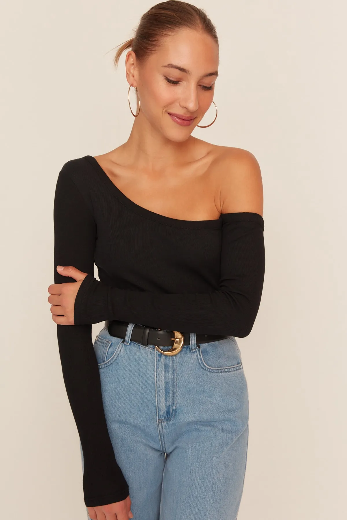 Trendyol Collection  Schwarze, figurbetonte, schulterfreie Strickbluse aus Cord-Baumwolle mit Stretch-Anteil TWOAW23BZ00475