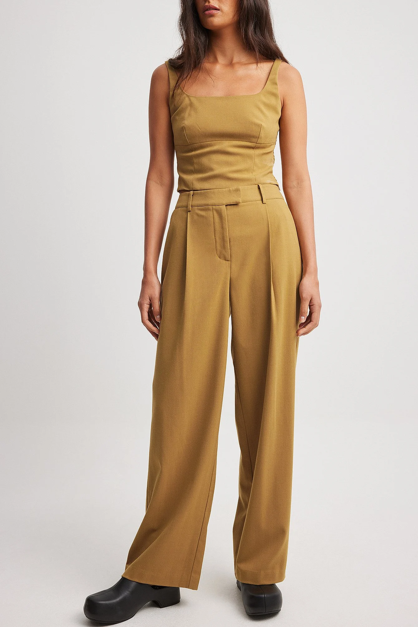 Plissierte Hose mit mittlerer Taille