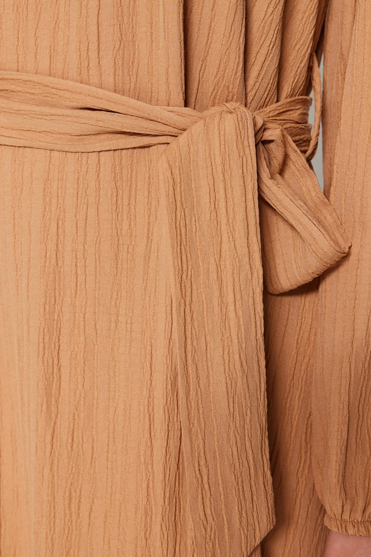Trendyol Modest  Beiges Kleid aus Viskose-Mischgewebe mit Rüschenrock, Schultergurt und Volantfutter TCTSS23EB00290