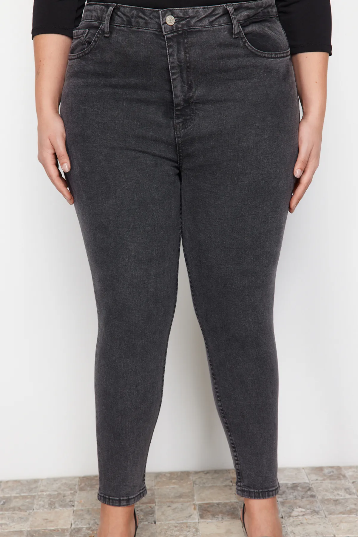 Trendyol Curve  Graue, dehnbare Skinny-Jeans mit hoher Taille TBBSS22JE00007
