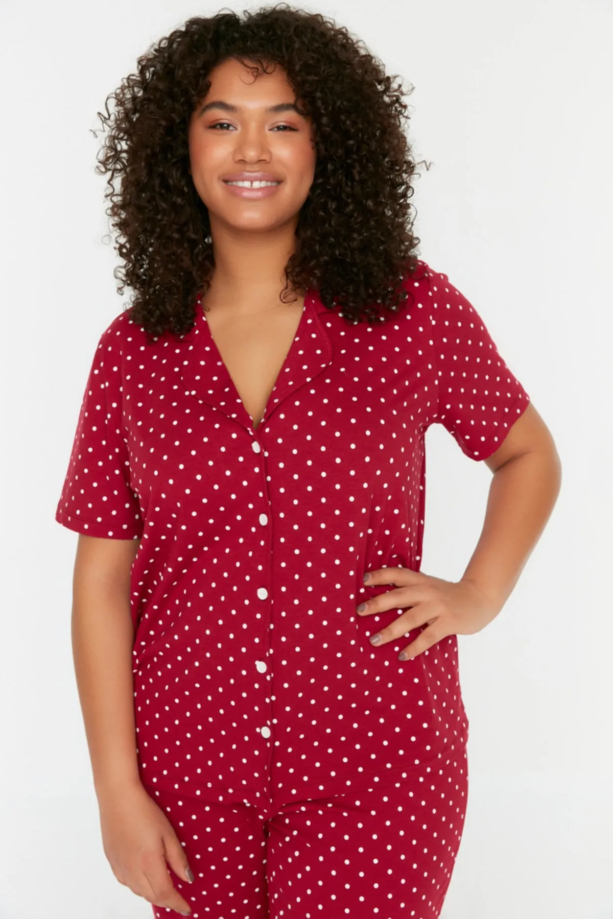 Trendyol Curve  Bedrucktes gestricktes Pyjama-Set mit Knöpfen in Weinrot TBBSS22PT0710