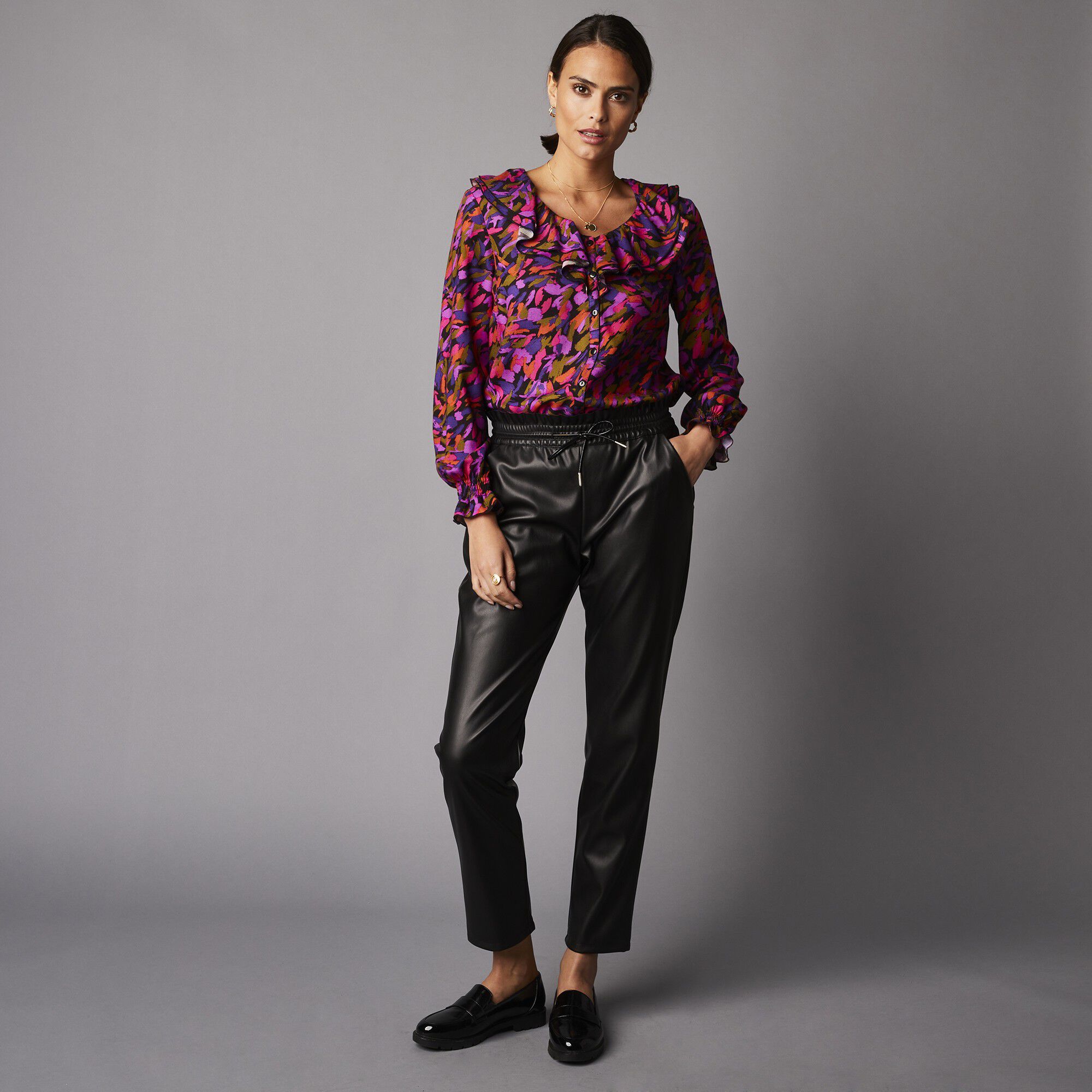 Pantalon vegan en faux cuir (1), taille haute smockée