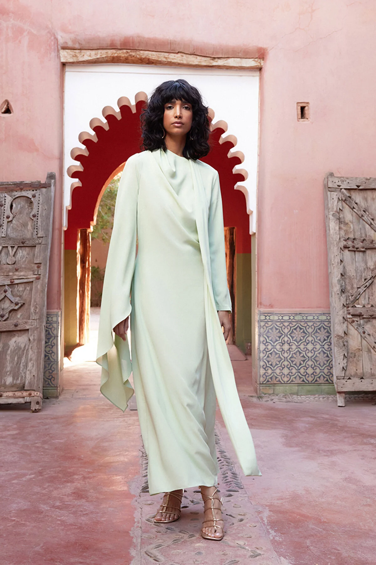 Trendyol Modest  Hellgrünes, detailliertes Abendkleid mit Schal TCTSS24DB00036
