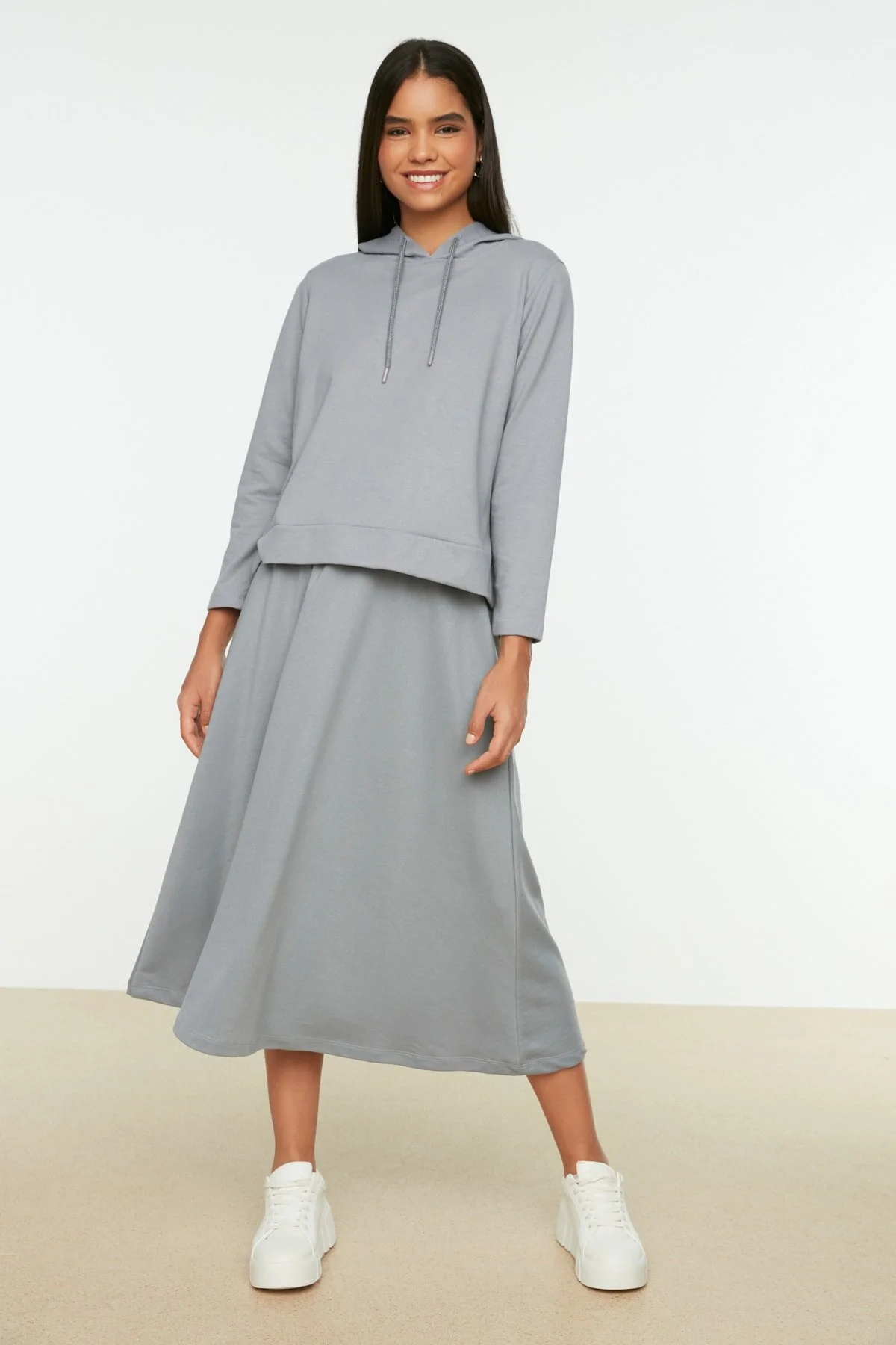 Trendyol Modest  Graues Strickset aus Sweatshirt und Rock mit Kapuze TCTAW22US0027