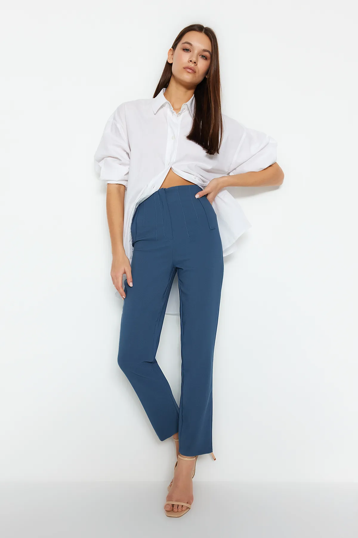 Trendyol Collection  Indigofarbene, knöchellange, gewebte Hose mit Pfeilmuster und hoher Taille TWOSS20PL0515