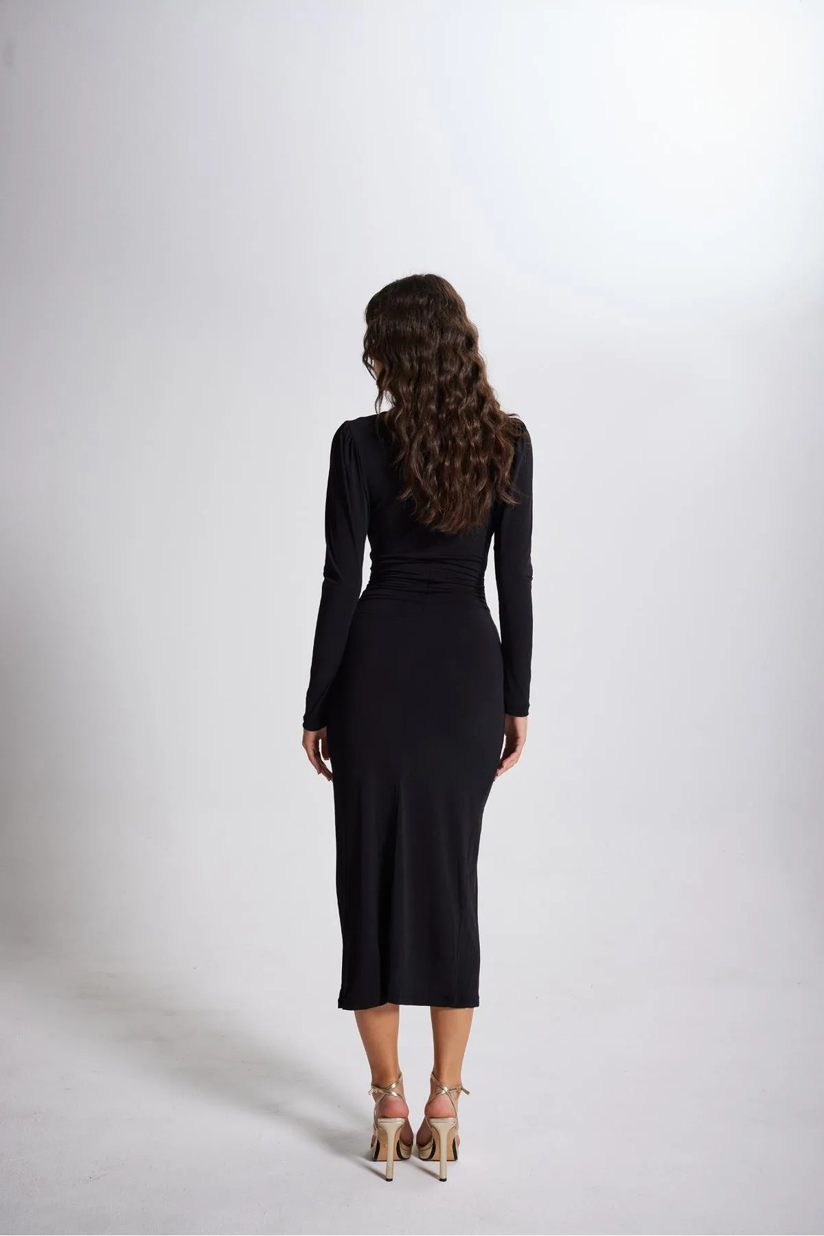 HOLLY LOLLY  Maxi-Moonlight-Kleid mit V-Ausschnitt und Wassermelonenärmeln in Schwarz