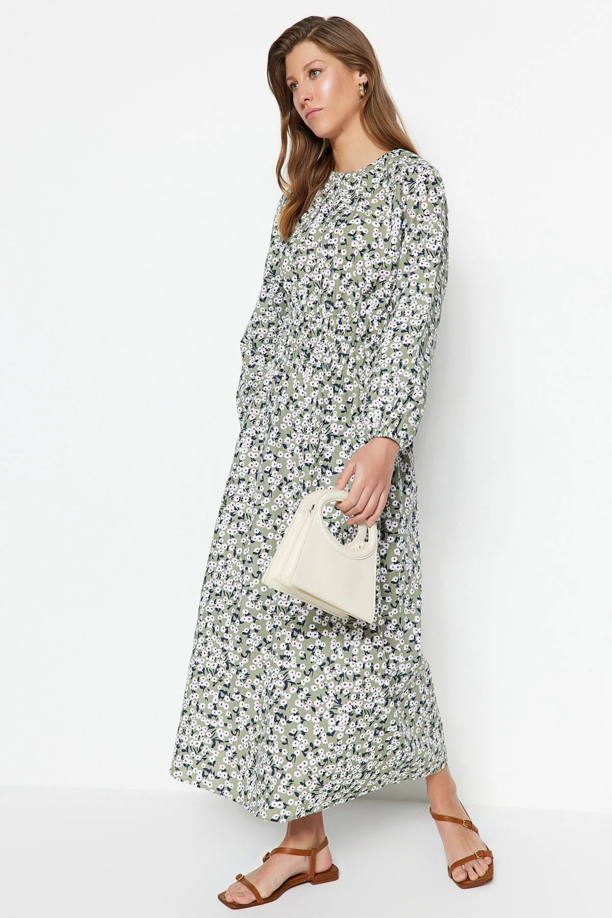 Trendyol Modest  Hellgrünes Kleid aus gewebter Baumwolle mit Blumenmuster und Gipe-Details TCTSS23EB00300