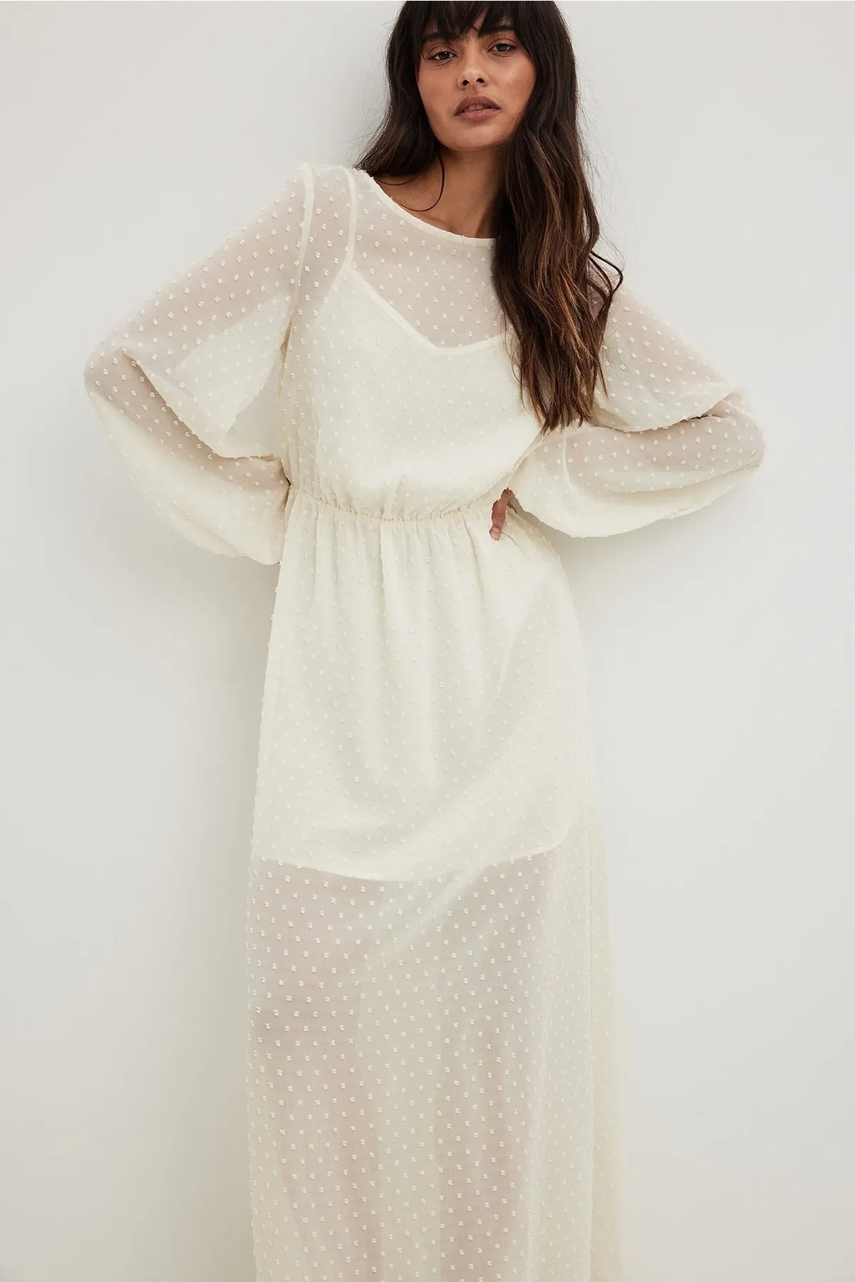 NA-KD  Maxikleid mit voluminösen Ärmeln.