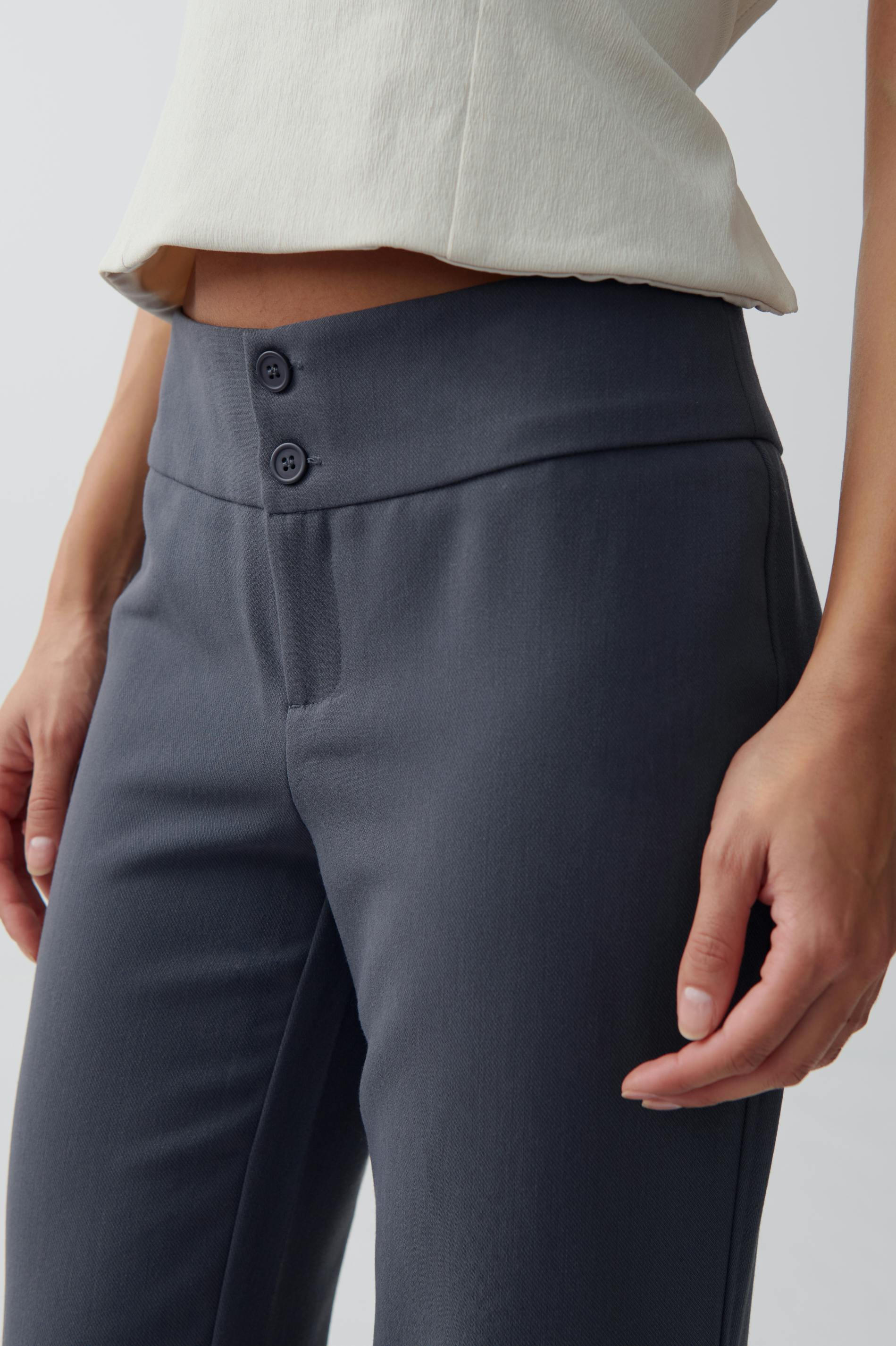 Low straight trousers