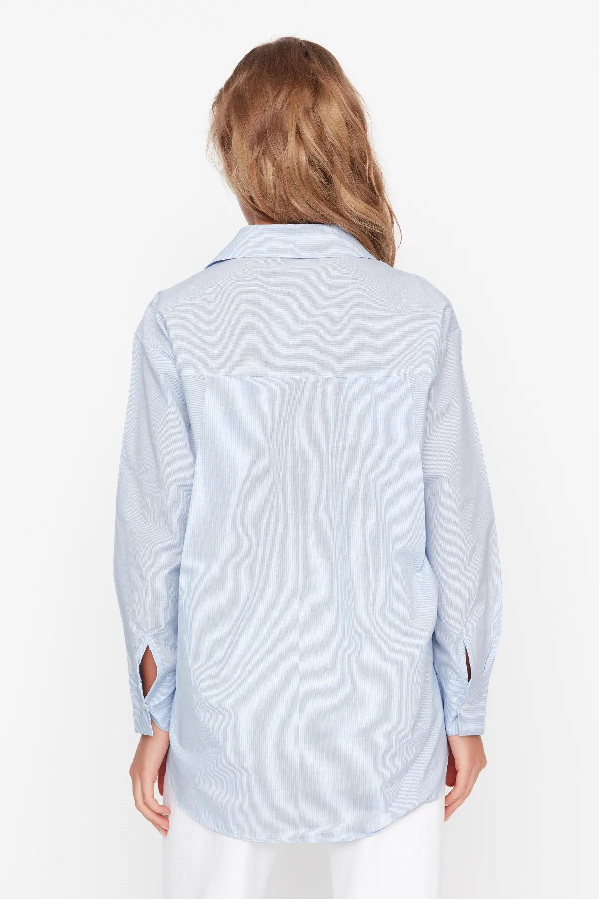 Trendyol Collection  Hellblaues Boyfriend-Hemd aus Baumwolle mit breiter Passform und einer Tasche TWOAW20GO0115