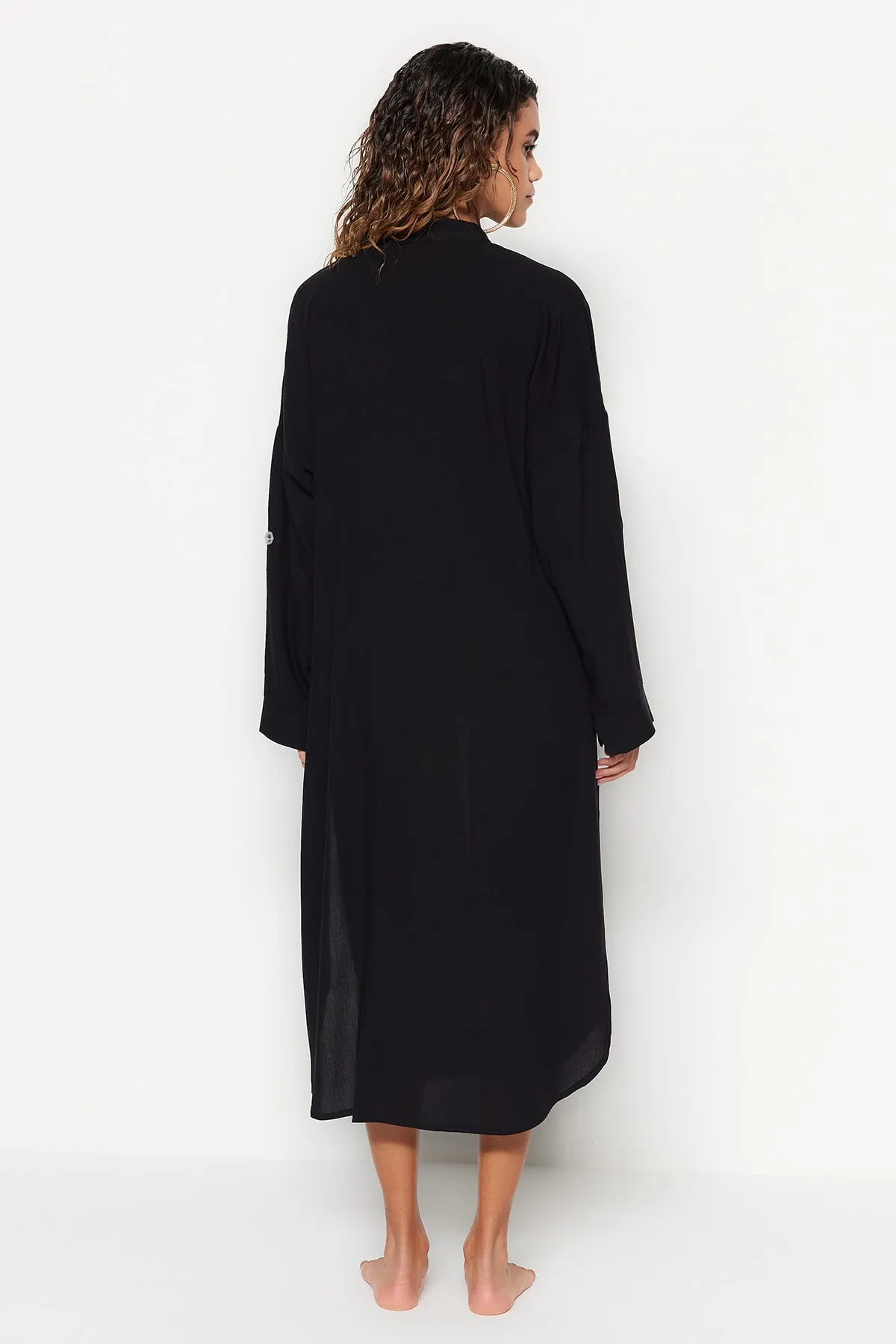 Trendyol Collection  Schwarzes Midi-Strandkleid mit gewebtem Schlitz TBESS21EL3318