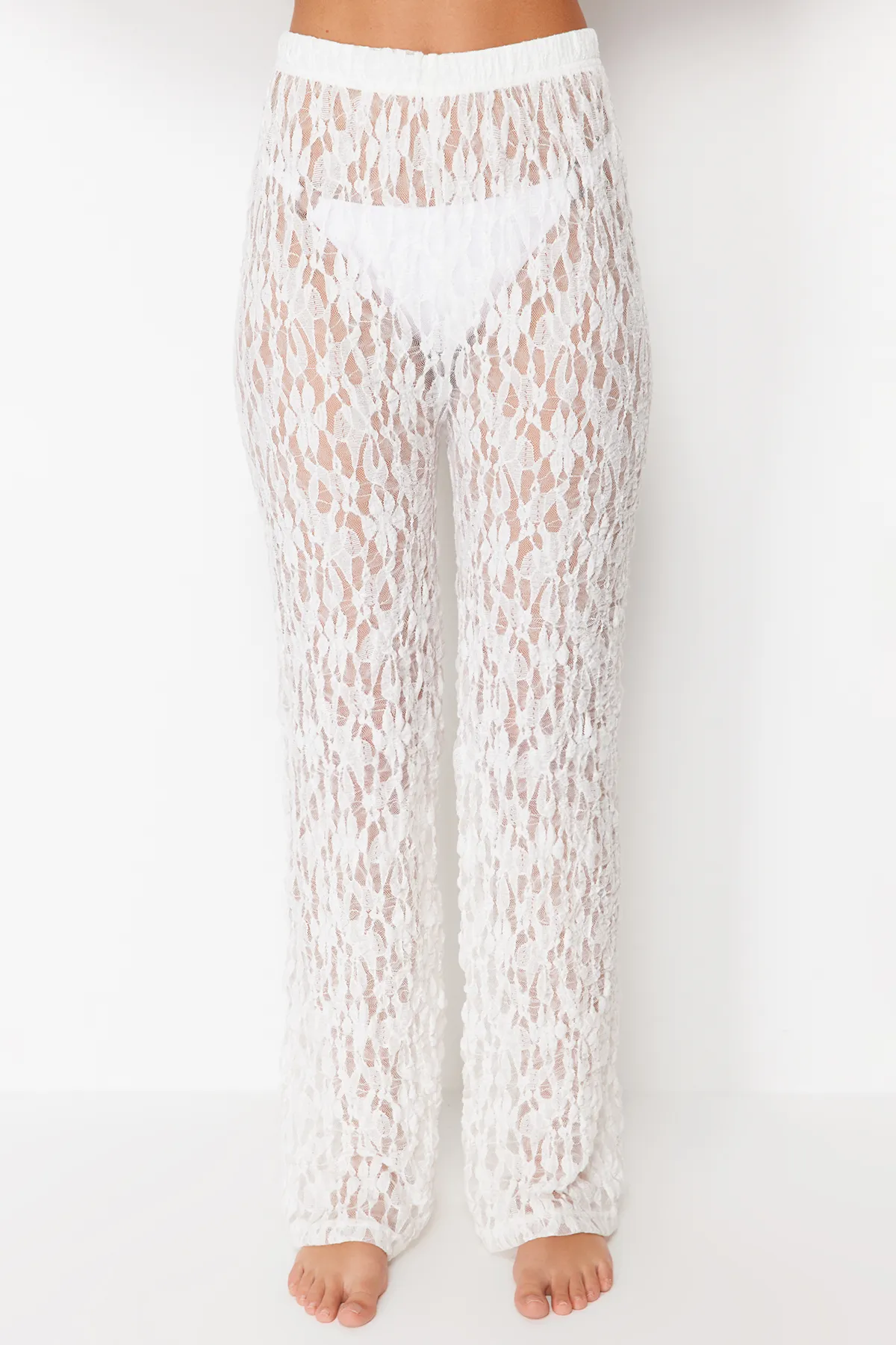 Trendyol Collection  Weißes gestricktes Spitzenhemd-Hosen-Set TBESS24AU00051