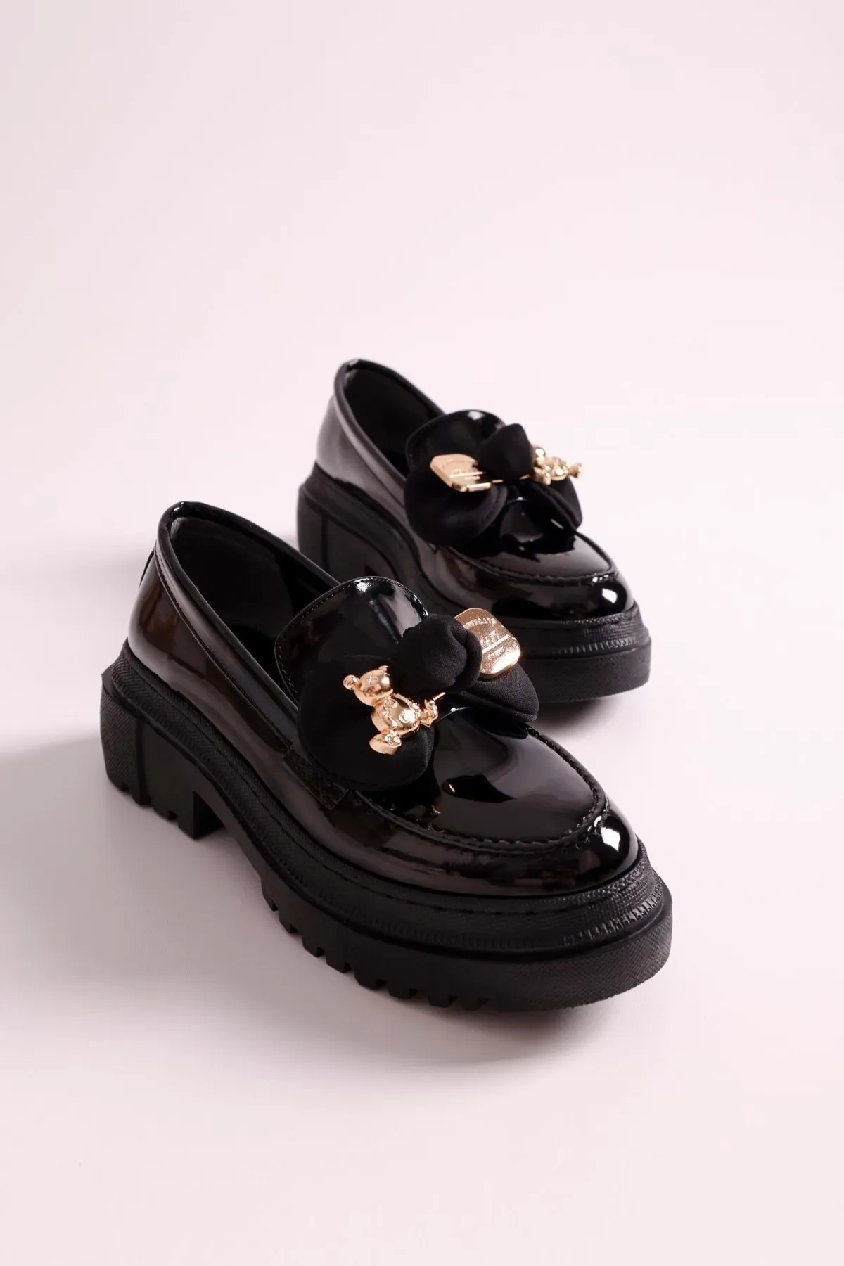 Shoeberry  Damen-Loafer „Astor“ aus schwarzem Lackleder mit Schleife und dicker Sohle, schwarzes Lackleder