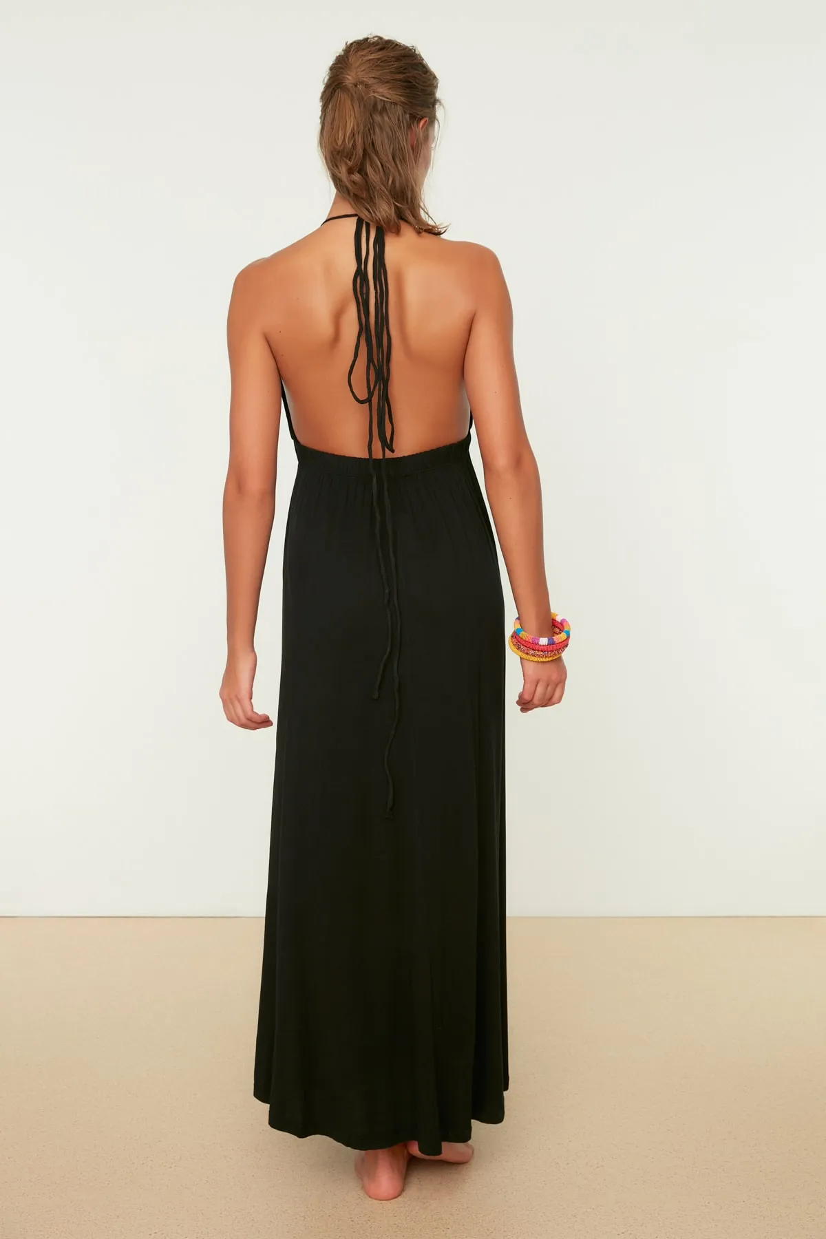 Trendyol Collection  Schwarzes Maxi-Strandkleid aus gestricktem Perlenaccessoire TBESS21EL2796