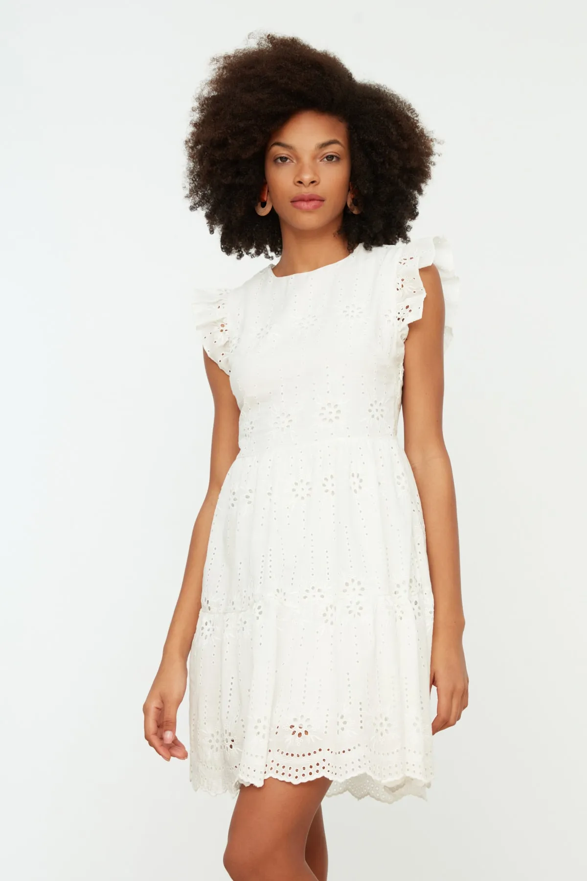 Trendyol Collection  Ecru-Taillen-Minikleid aus gewebtem Stoff mit gefütterten Rüschen TWOSS21EL2641