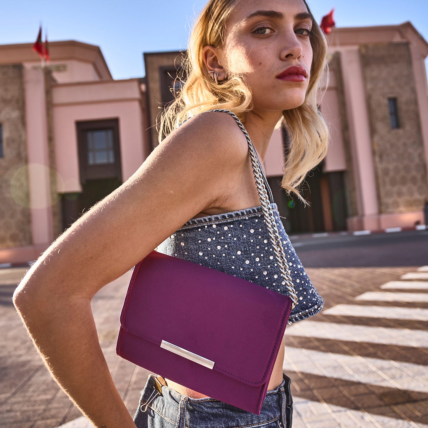 Sac pochette TEXTO violet satiné
