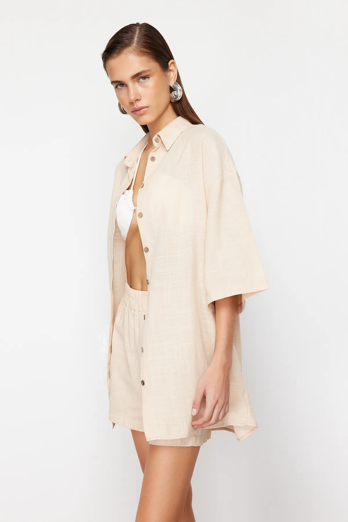 Trendyol Collection  Beigefarbenes Hemd-Shorts-Set aus gewebtem Leinengemisch TBESS24AU00042