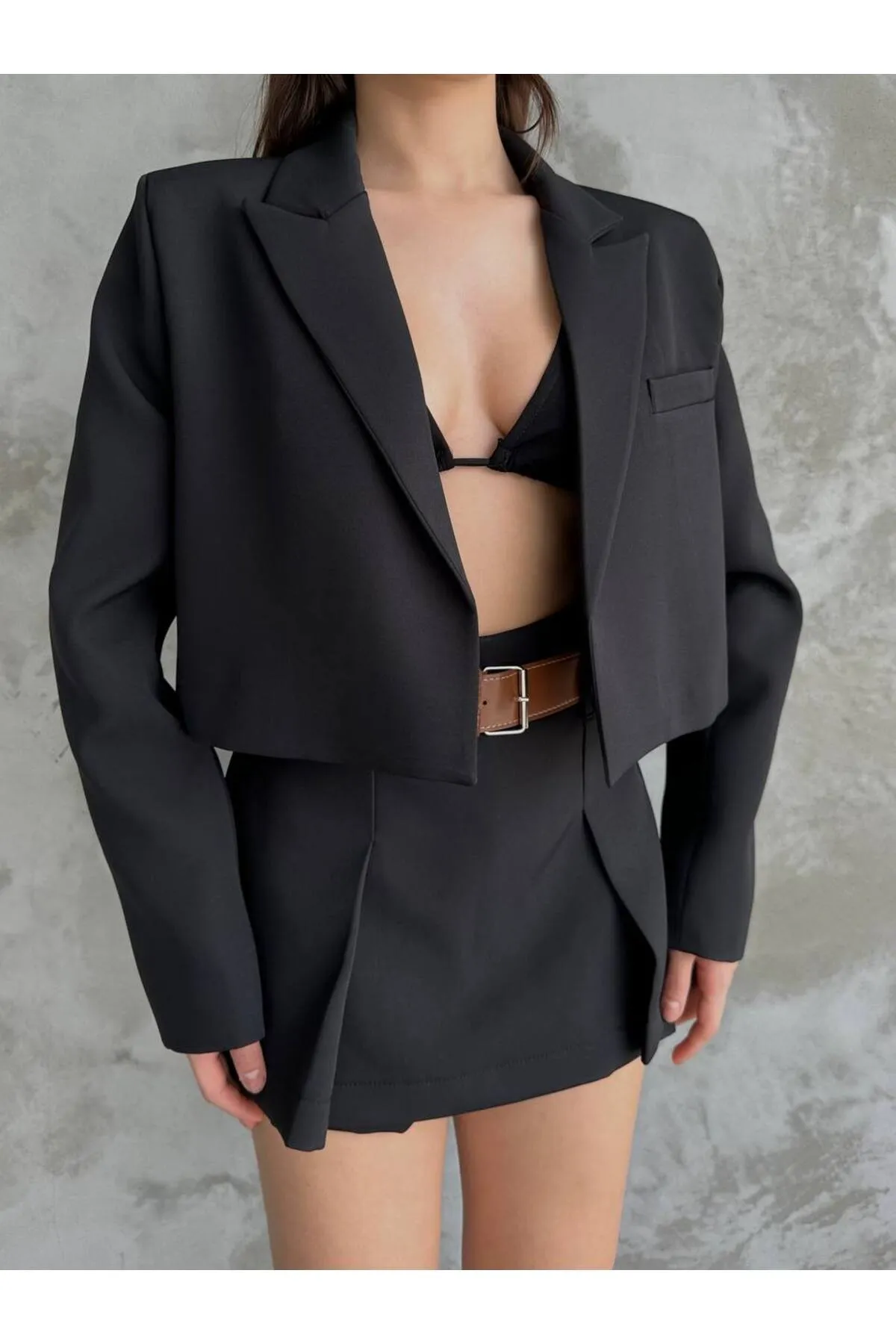 Laluvia  Schwarzes Set aus Jacke und Rock mit zweireihigem Kragen und Gürtel