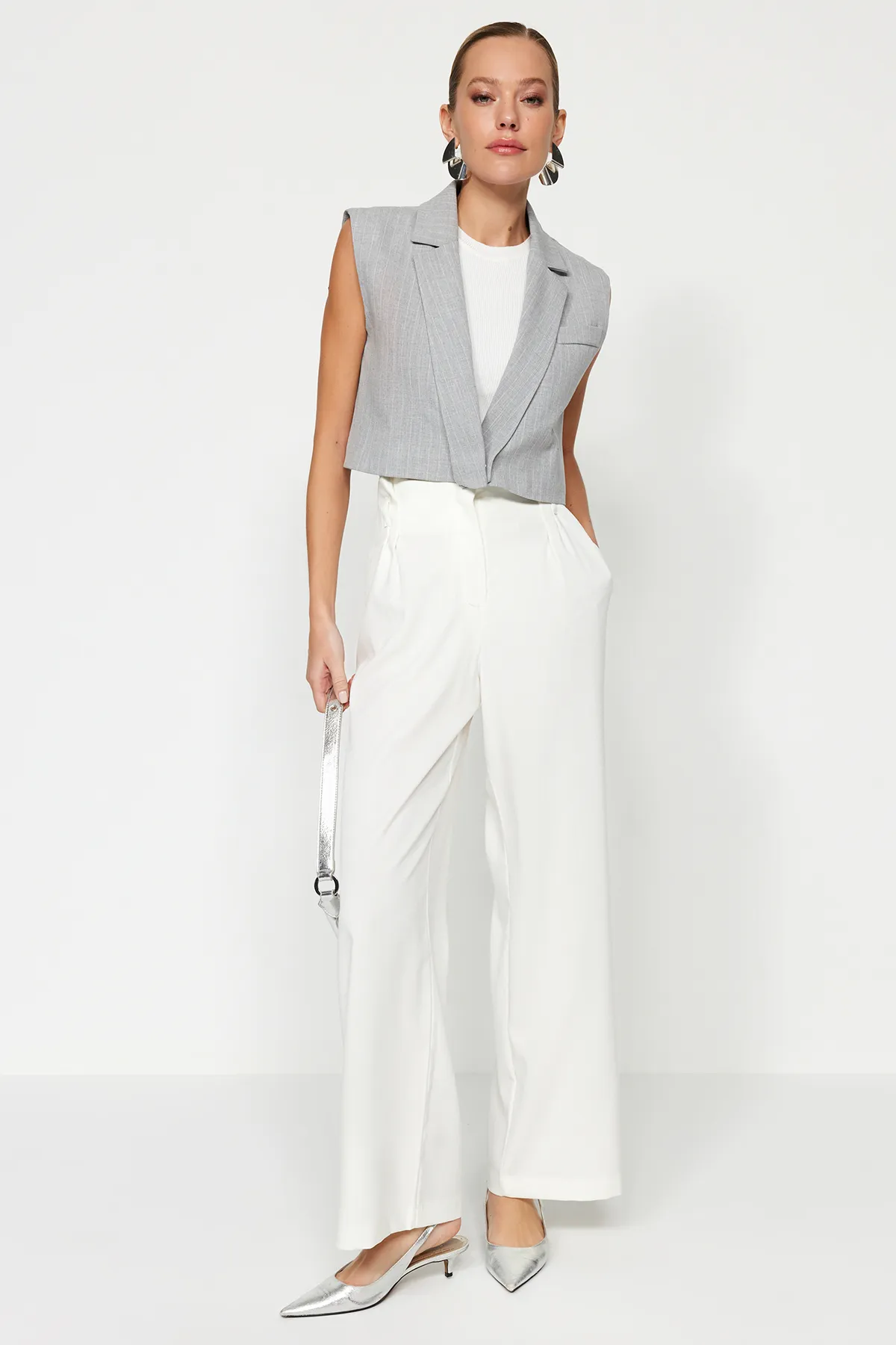 Trendyol Collection  Ecrufarbene, gewebte Hose mit hoher Taille und weitem Bein und weitem Bein TWOAW24PL00332