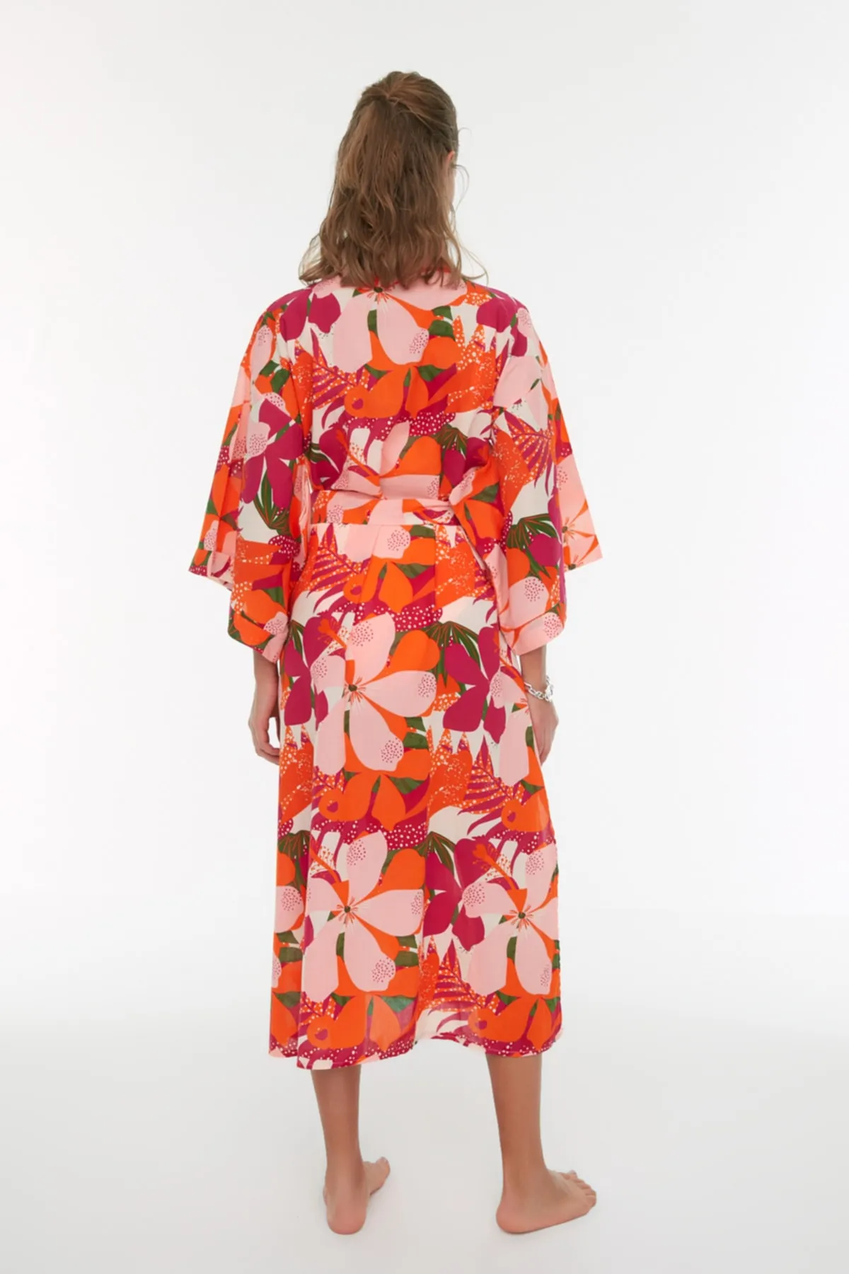 Trendyol Collection  Maxi-Kimono und Kaftan aus 100 % gewebter Baumwolle mit Blumenmuster und Gürtel TBESS22KM0030