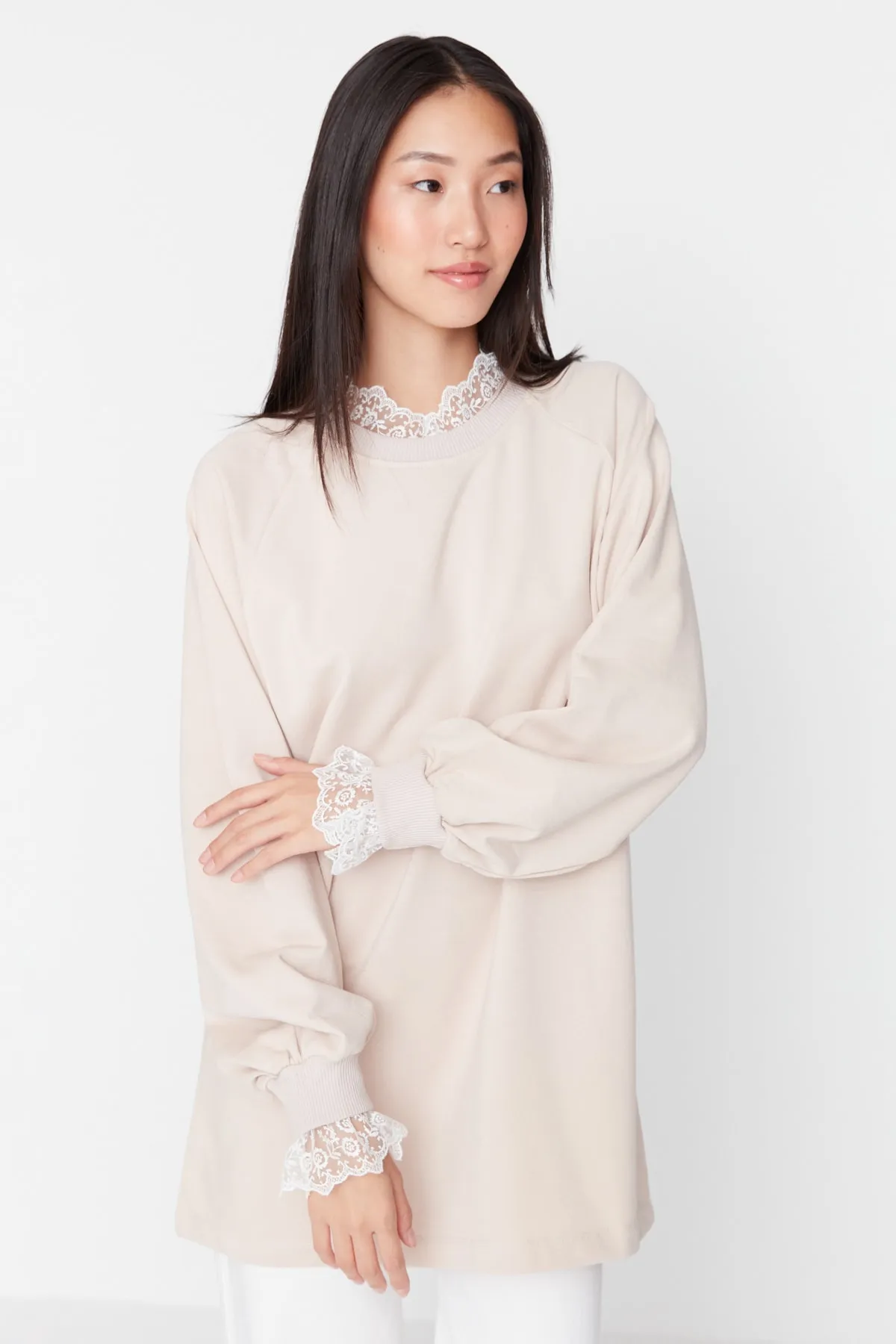 Trendyol Modest  Beige Stricktunika mit Spitzenkragen TCTAW23UK00055