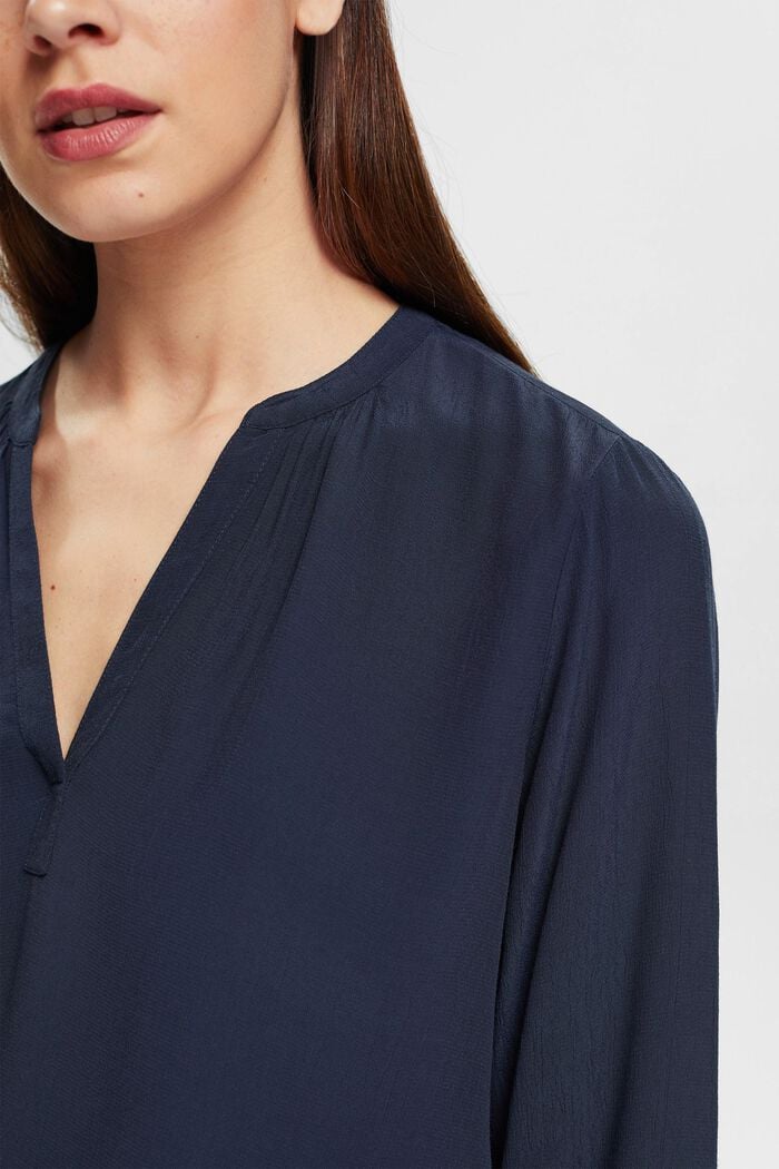 Bluse mit V-Ausschnitt aus LENZING™- und ECOVERO™-Viskose