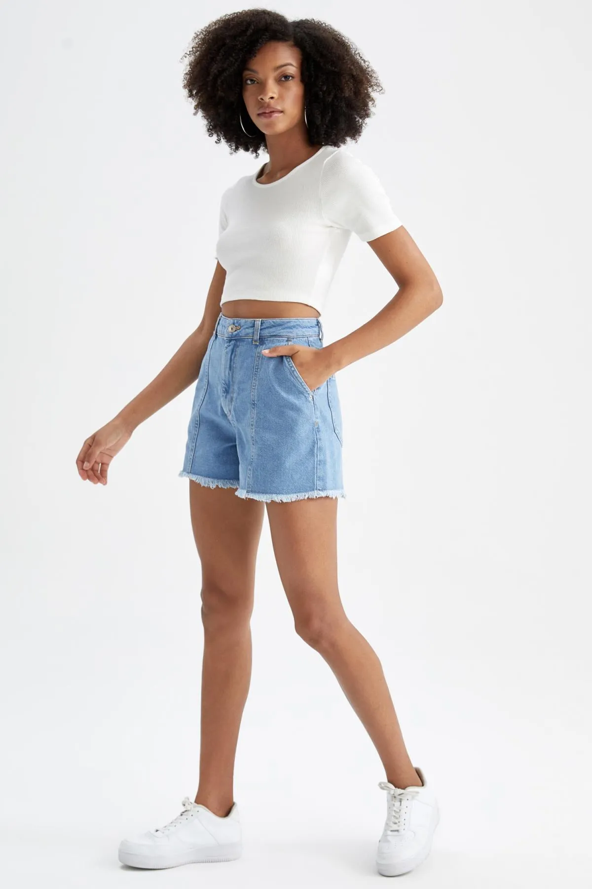 DeFacto  Mom-Fit-Jeans mit hoher Taille und Cut-Toe-Shorts aus 100 % Baumwolle