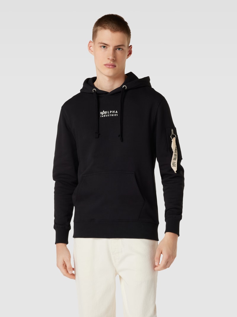 Hoodie mit Känguru-Tasche in schwarz
