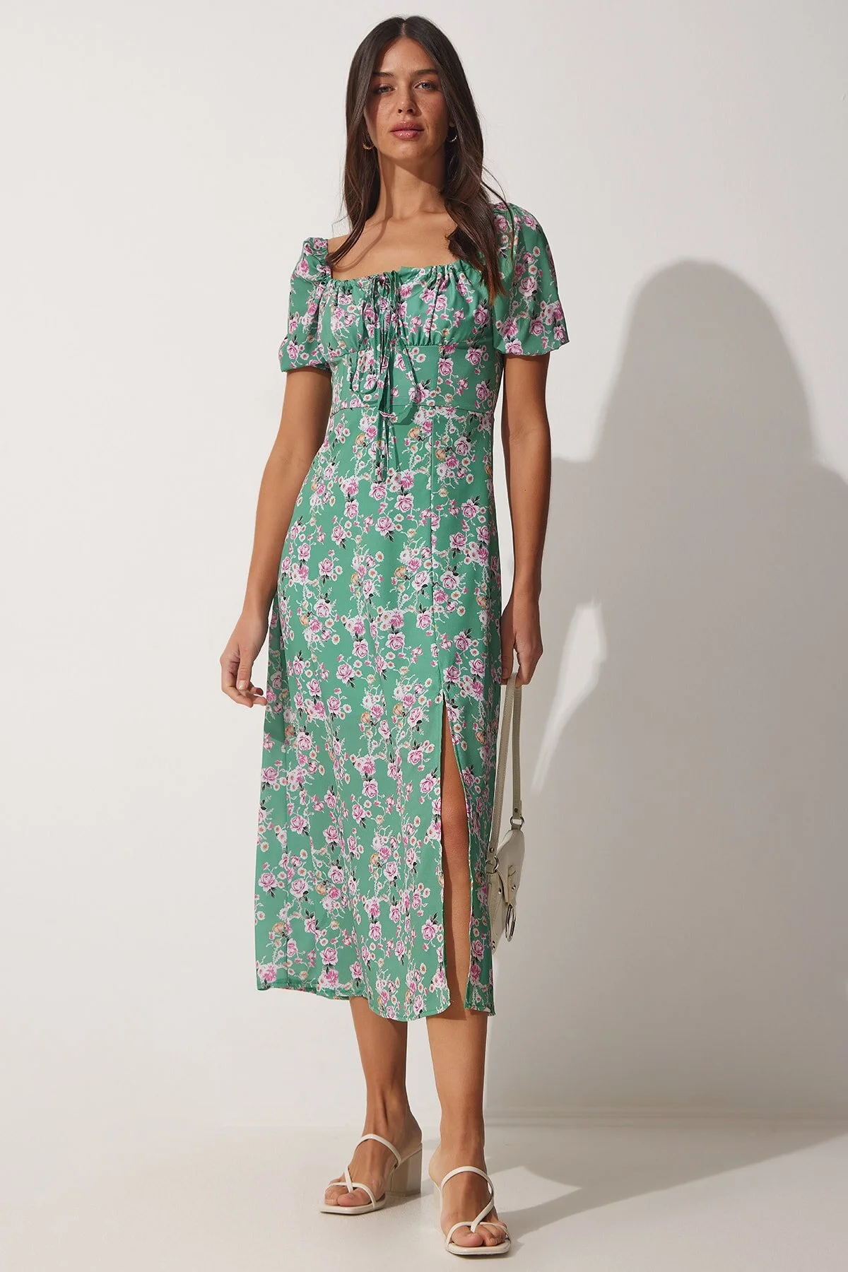 Happiness İstanbul  Grünes Damen-Sommerkleid mit gerafftem Kragen und floraler Satinoberfläche FF00125