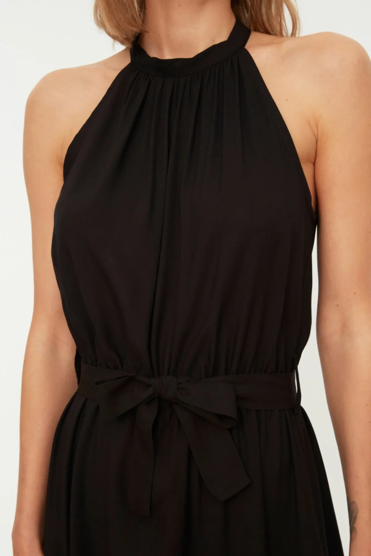 Trendyol Collection  Schwarzes A-Linien-Midikleid aus Viskose mit Neckholder und Gürtel TWOSS19EL0155
