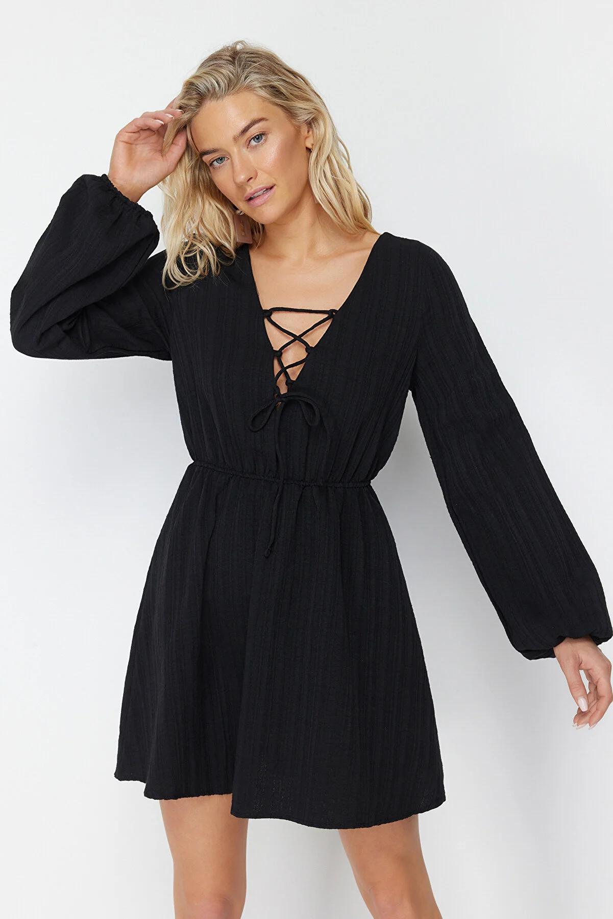 Trendyol Collection  Schwarzes, gewebtes Mini-Strandkleid aus Leinenmischung zum Binden TBESS23EL00103